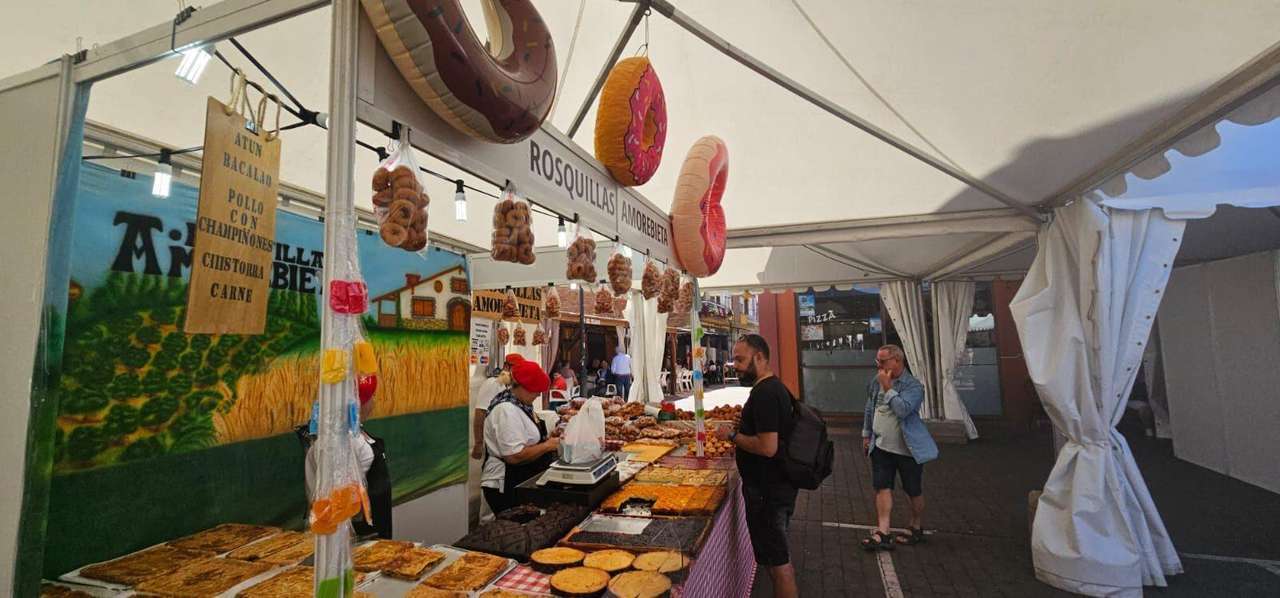 Puestos de la XVIII Feria del Dulce en Benavides de Órbigo. LEÓN 24 HORAS