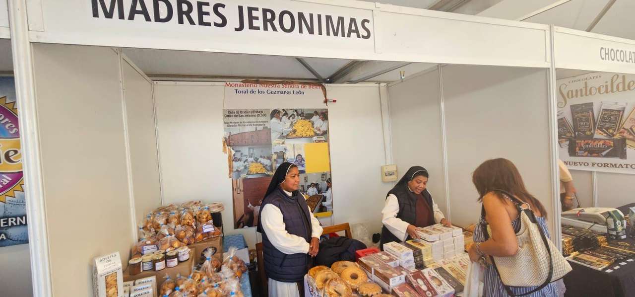 Puestos de la XVIII Feria del Dulce en Benavides de Órbigo. LEÓN 24 HORAS