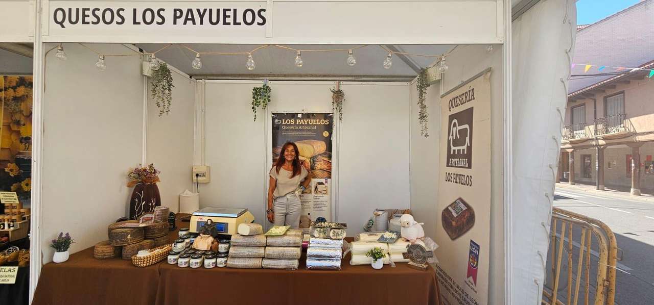 Puestos de la XVIII Feria del Dulce en Benavides de Órbigo. LEÓN 24 HORAS