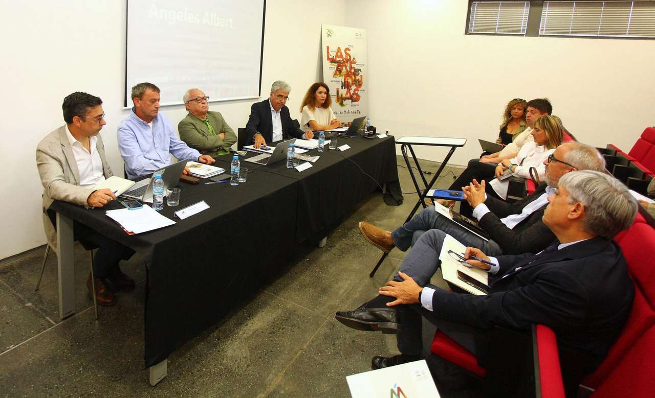 El consejero de Cultura, Turismo y Deporte, Gonzalo Santonja (C), preside la reunión del Equipo Técnico Interdisciplinar de Recuperación de las Médulas. César Sánchez (ical)