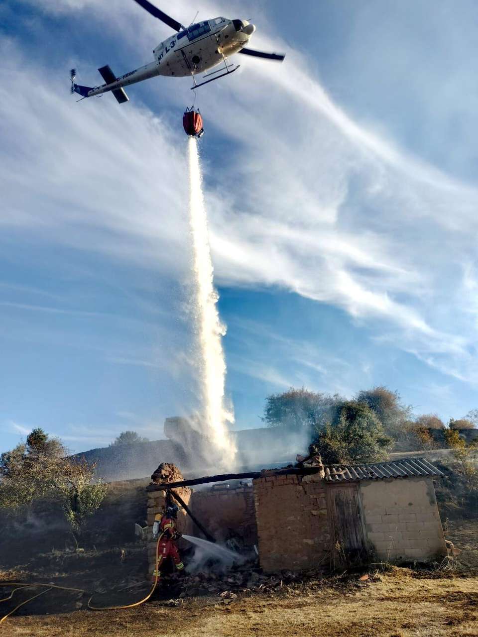 Los Bomberos del SEPEIS sofocan un incendio en Acisa de las Arrimadas que afectó a una vivienda y a la vegetación cercana. Diputación de León