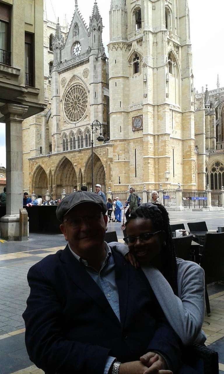 Teresa Rodríguez con su padre, Juan, en León, donde vive su familia materna.