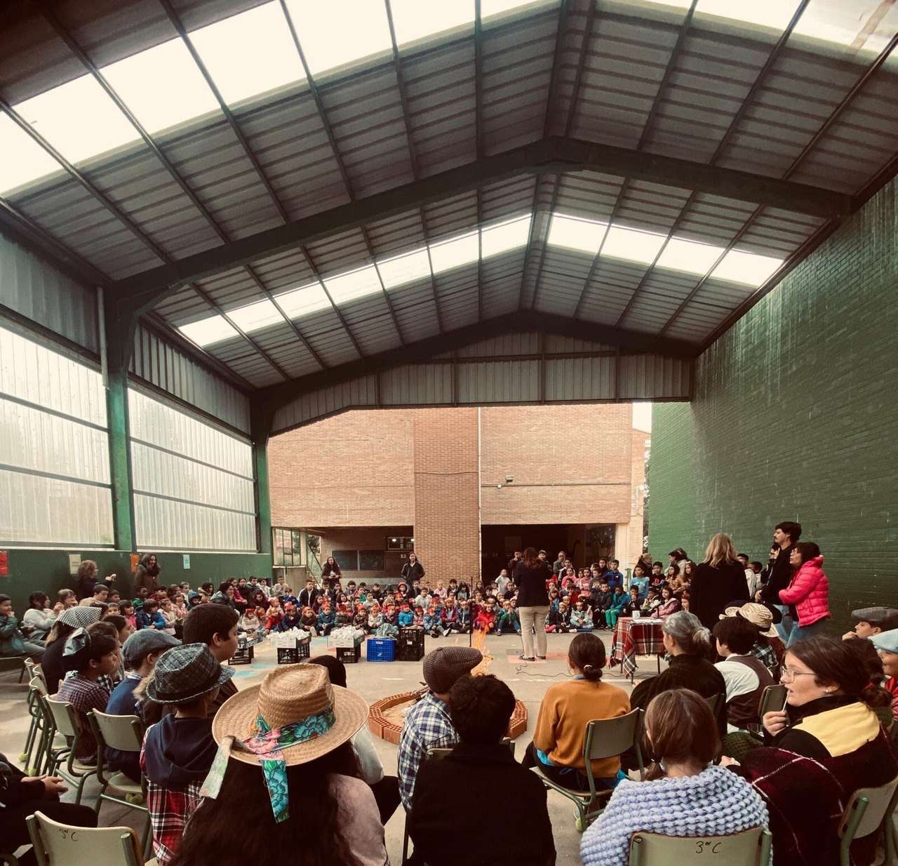 Niños y familias del CEIP Fray Bernardino de Sahagún celebran el Magosto y Filandón con castañas y cuentos tradicionales.