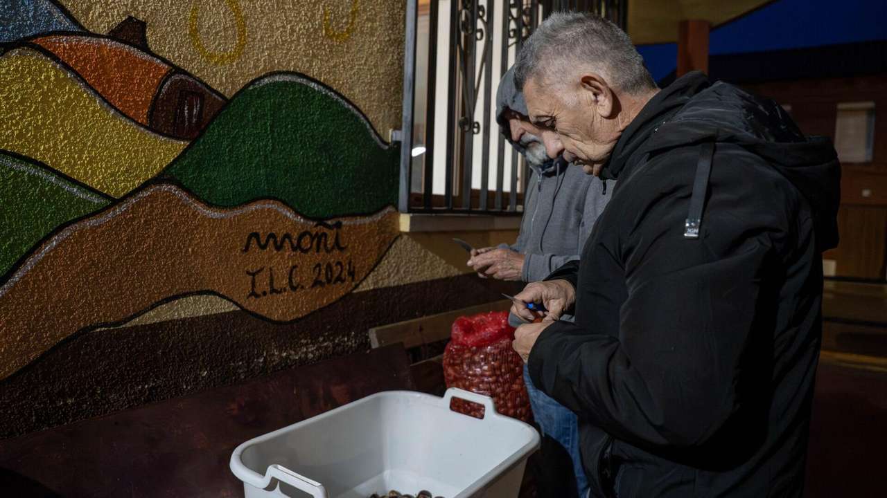 Vecinos de Matallana de Valmadrigal disfrutan del Filandón y Magosto con música, bingo y castañas asadas | APL