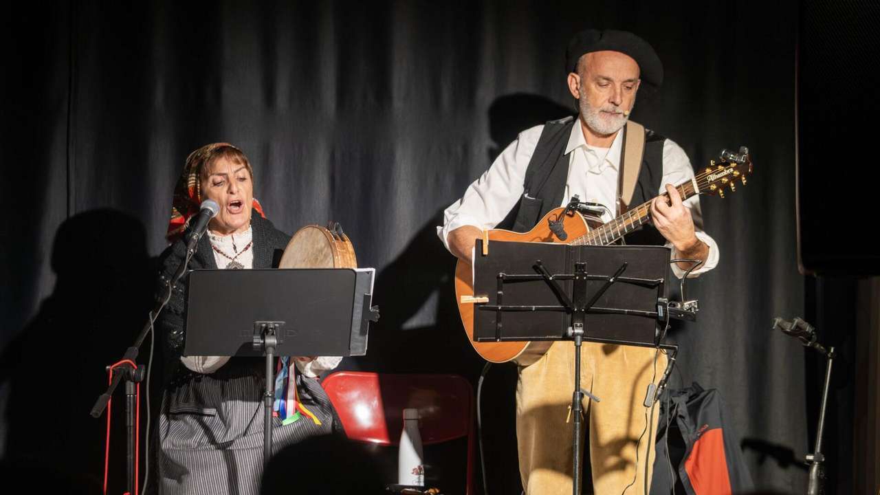 Vecinos de Matallana de Valmadrigal disfrutan del Filandón y Magosto con música, bingo y castañas asadas | APL