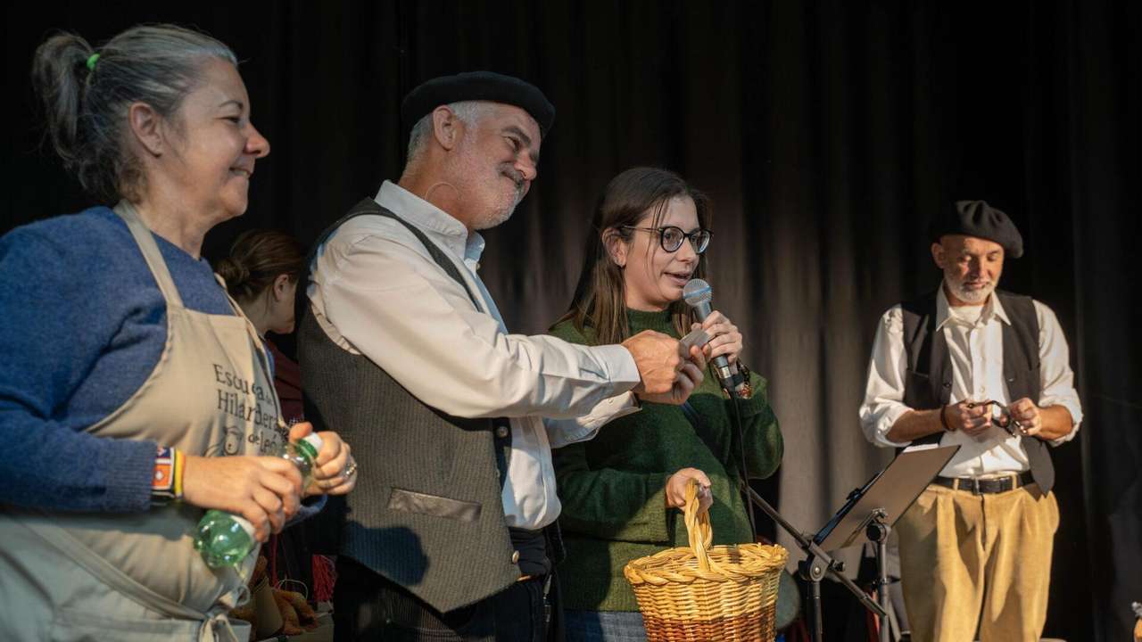Vecinos de Matallana de Valmadrigal disfrutan del Filandón y Magosto con música, bingo y castañas asadas | APL