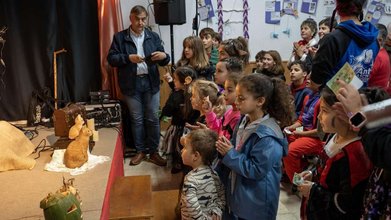 Vecinos de Matallana de Valmadrigal disfrutan del Filandón y Magosto con música, bingo y castañas asadas | APL