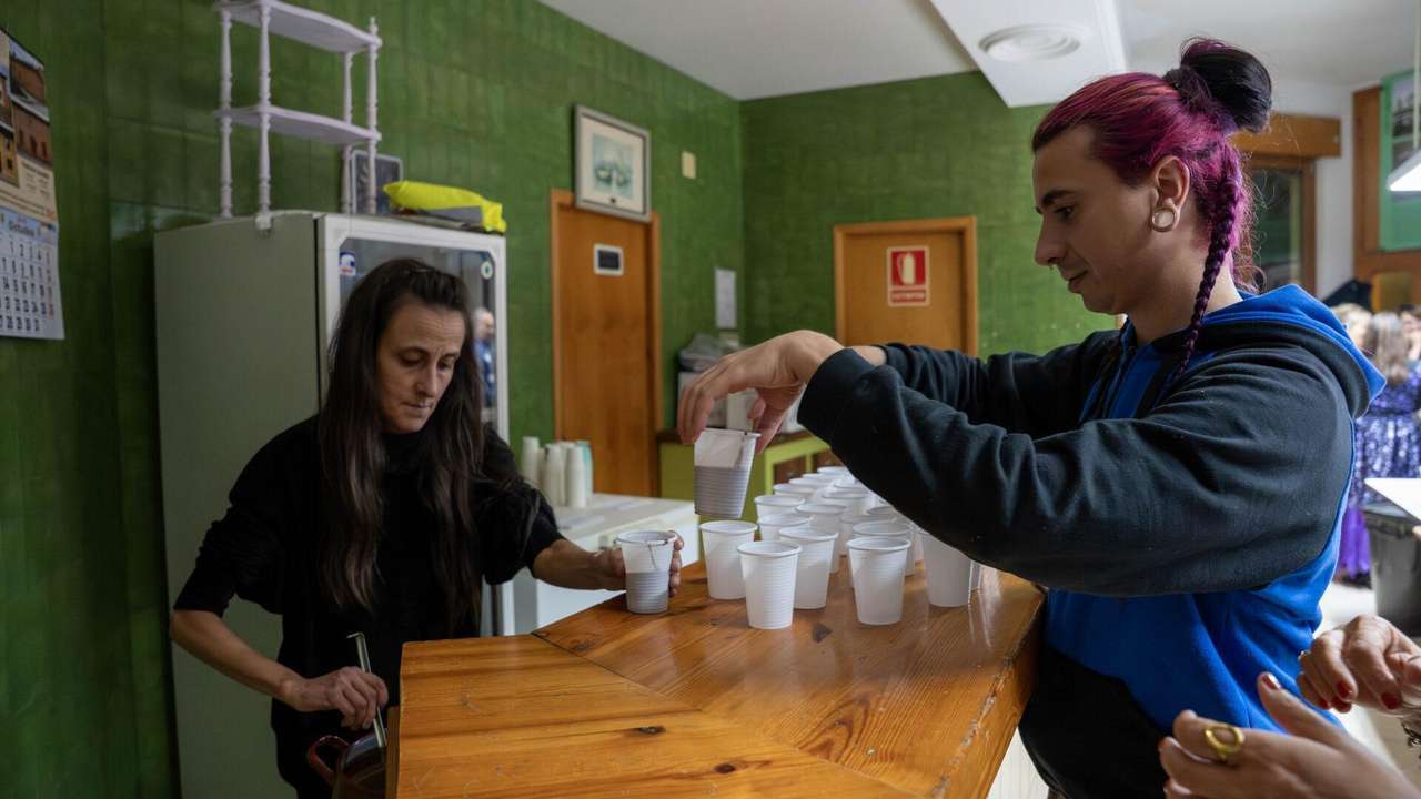Vecinos de Matallana de Valmadrigal disfrutan del Filandón y Magosto con música, bingo y castañas asadas | APL