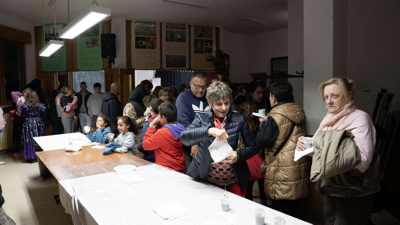 Vecinos de Matallana de Valmadrigal disfrutan del Filandón y Magosto con música, bingo y castañas asadas | APL