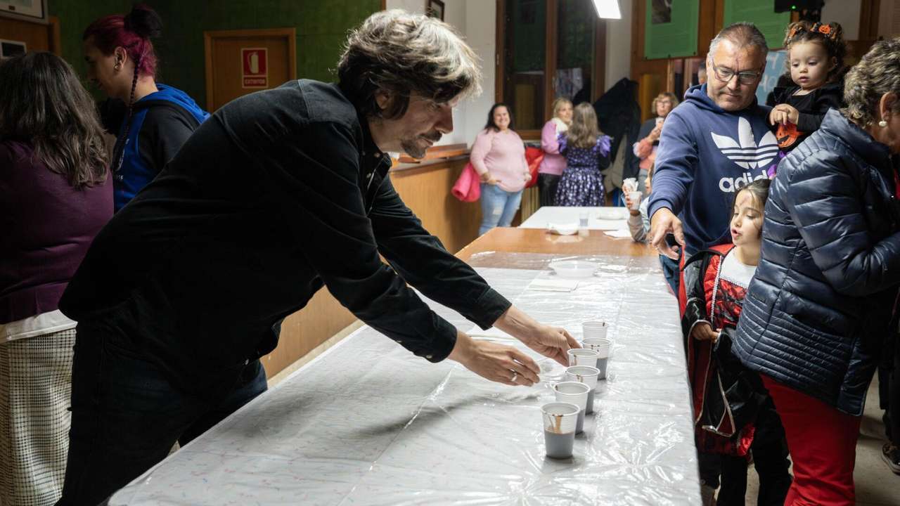 Vecinos de Matallana de Valmadrigal disfrutan del Filandón y Magosto con música, bingo y castañas asadas | APL