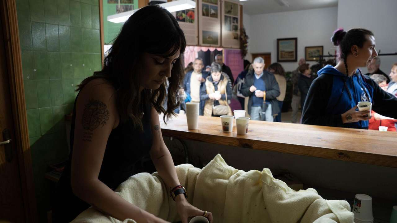 Vecinos de Matallana de Valmadrigal disfrutan del Filandón y Magosto con música, bingo y castañas asadas | APL