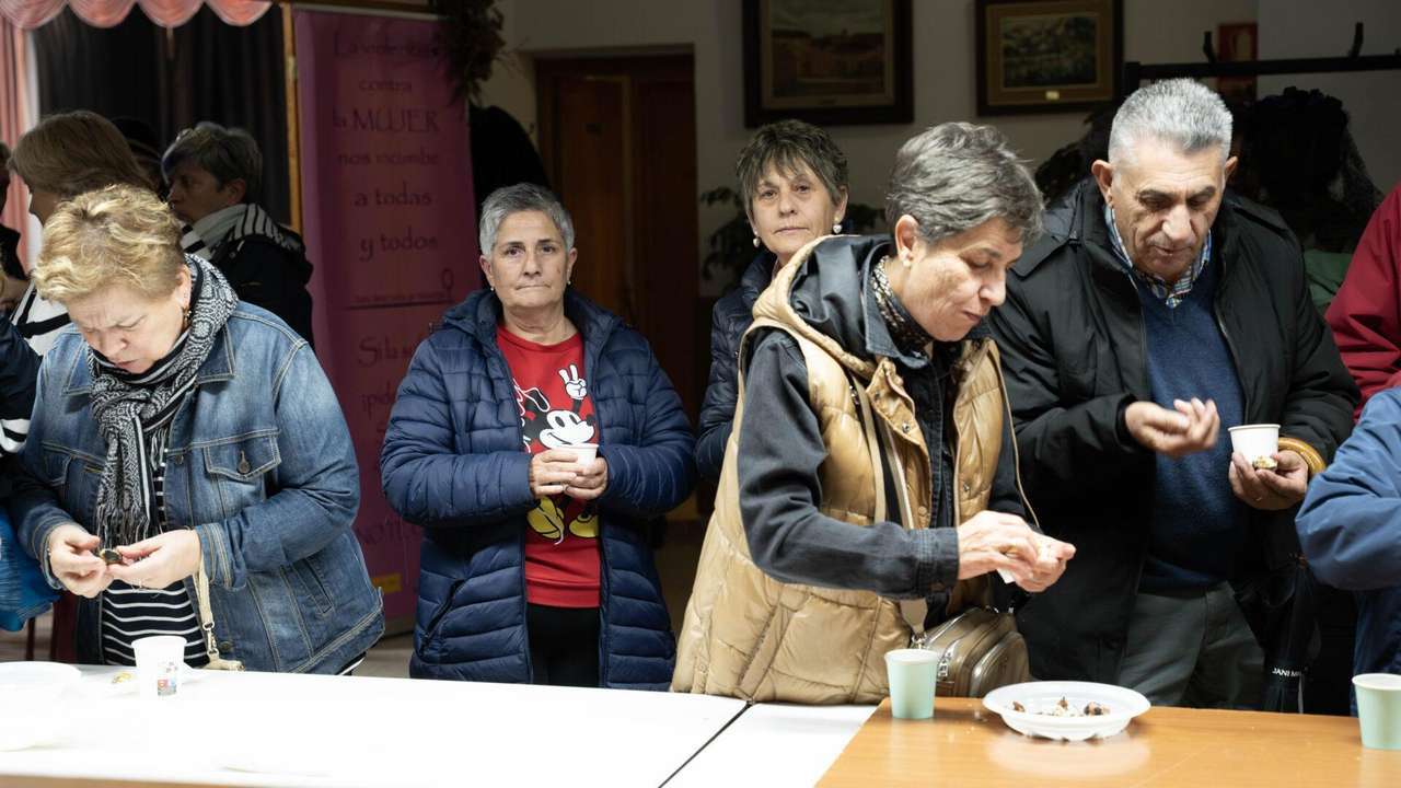 Vecinos de Matallana de Valmadrigal disfrutan del Filandón y Magosto con música, bingo y castañas asadas | APL