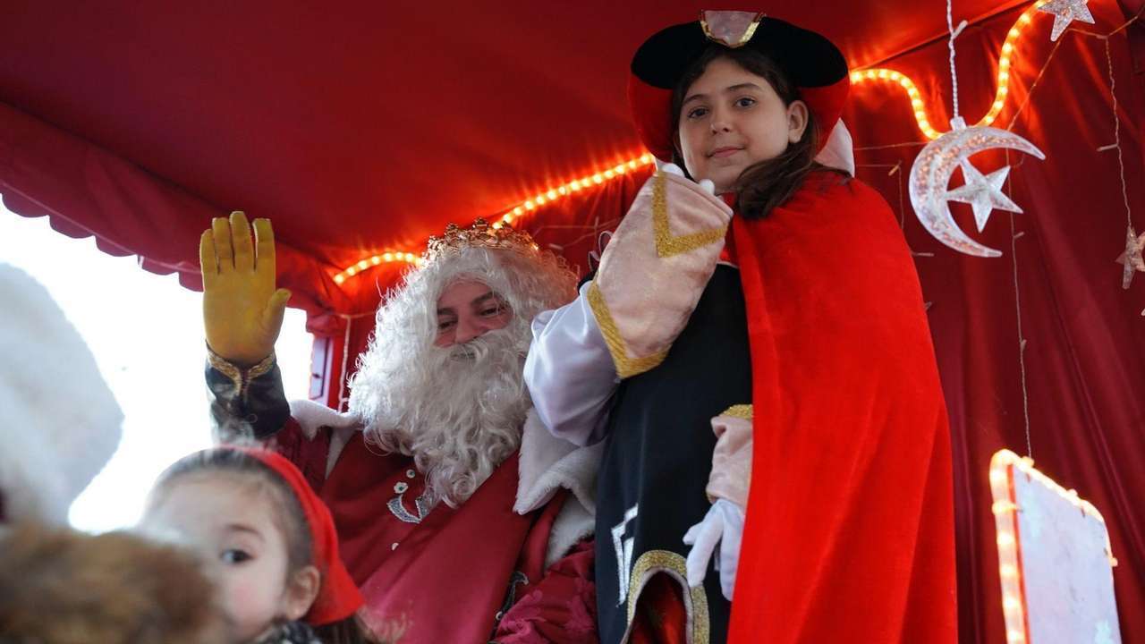 La cabalgata de Reyes Magos llena de ilusión las calles de Sahagún.
