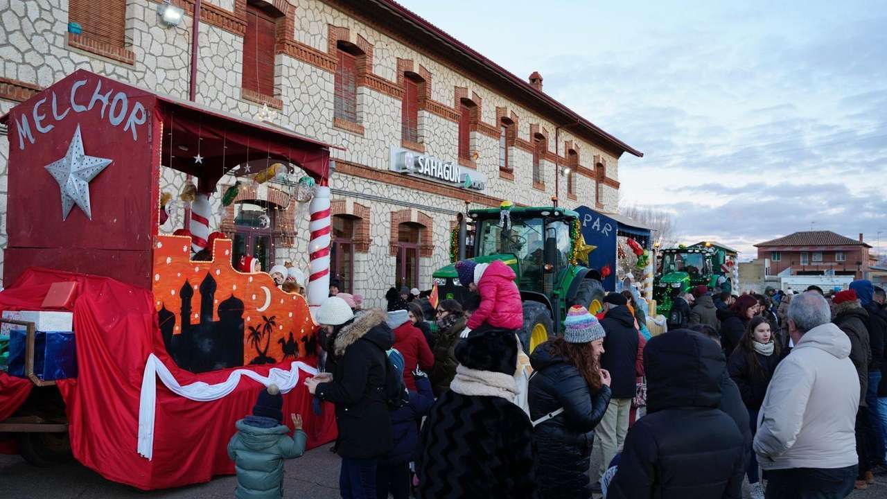 La cabalgata de Reyes Magos llena de ilusión las calles de Sahagún.