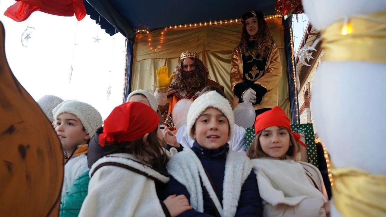 La cabalgata de Reyes Magos llena de ilusión las calles de Sahagún.