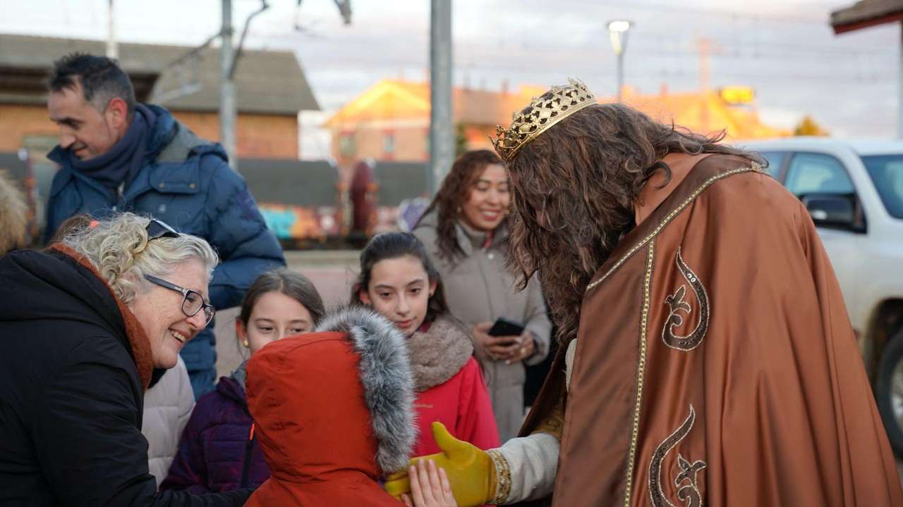 La cabalgata de Reyes Magos llena de ilusión las calles de Sahagún.