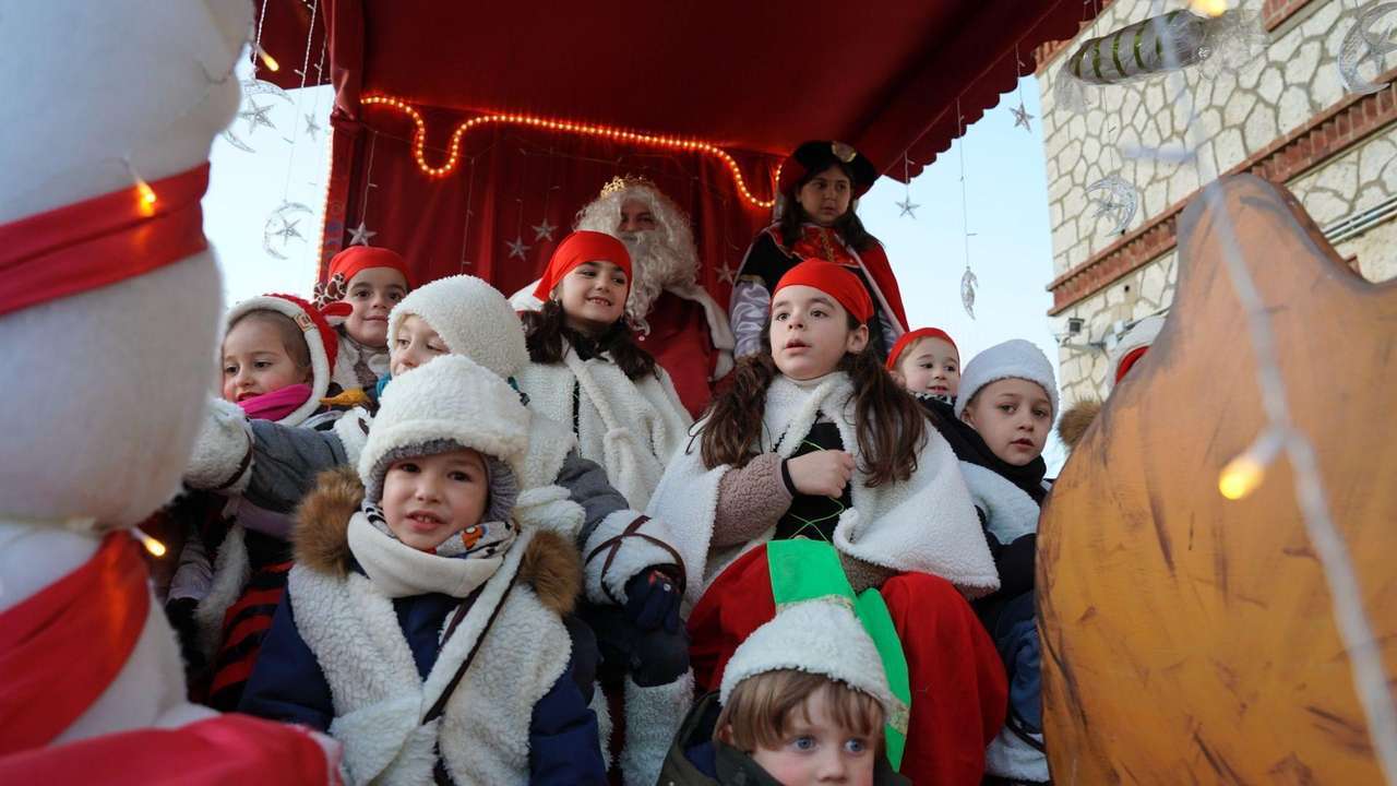 La cabalgata de Reyes Magos llena de ilusión las calles de Sahagún.