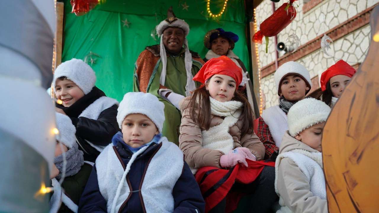 La cabalgata de Reyes Magos llena de ilusión las calles de Sahagún.