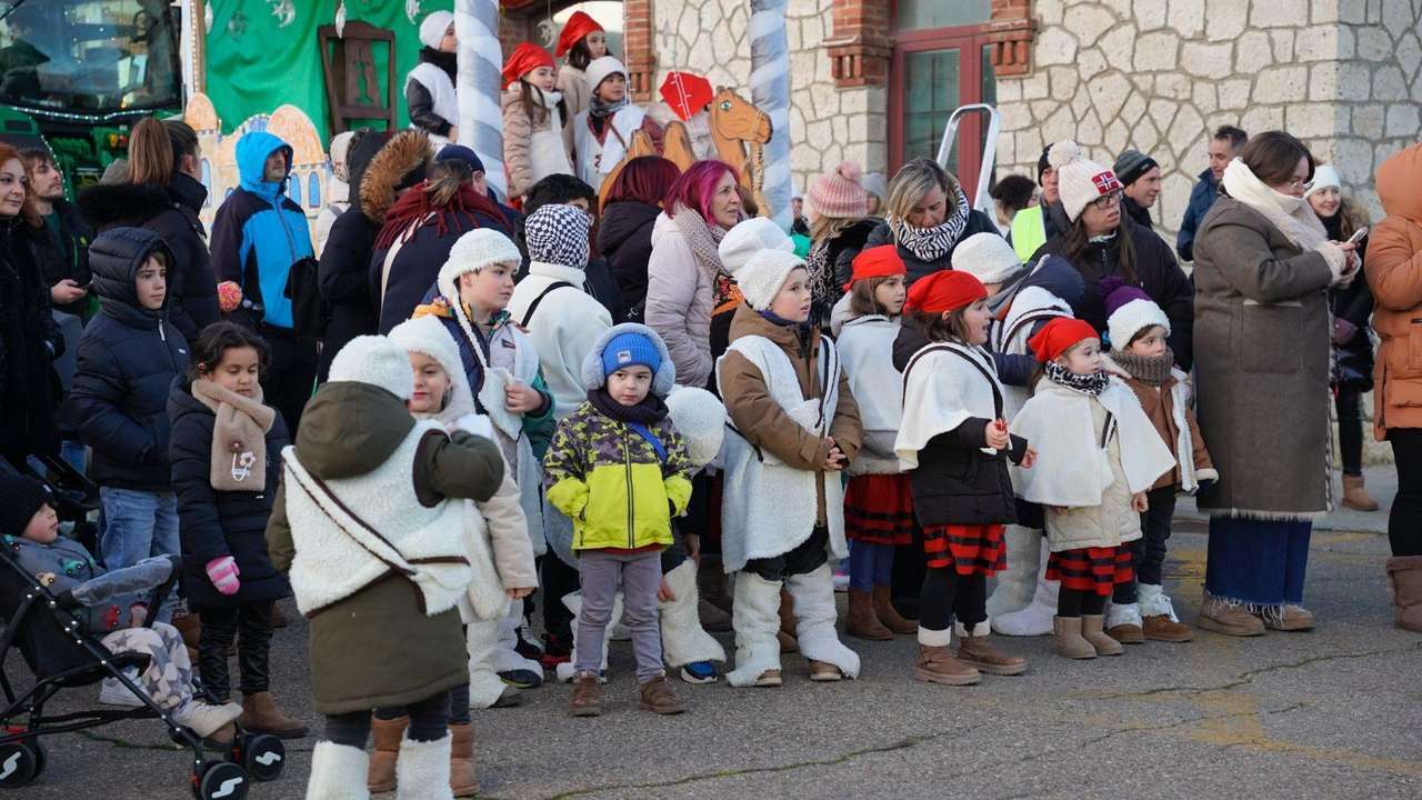 La cabalgata de Reyes Magos llena de ilusión las calles de Sahagún.