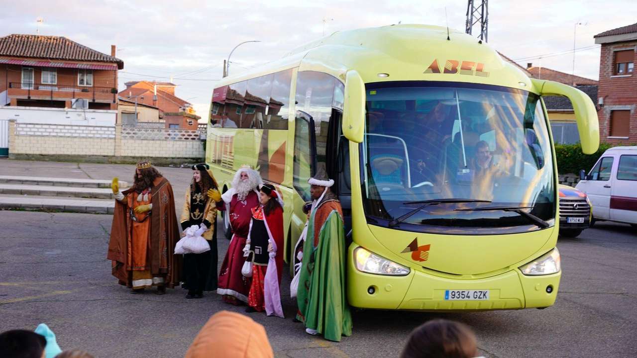 La cabalgata de Reyes Magos llena de ilusión las calles de Sahagún.