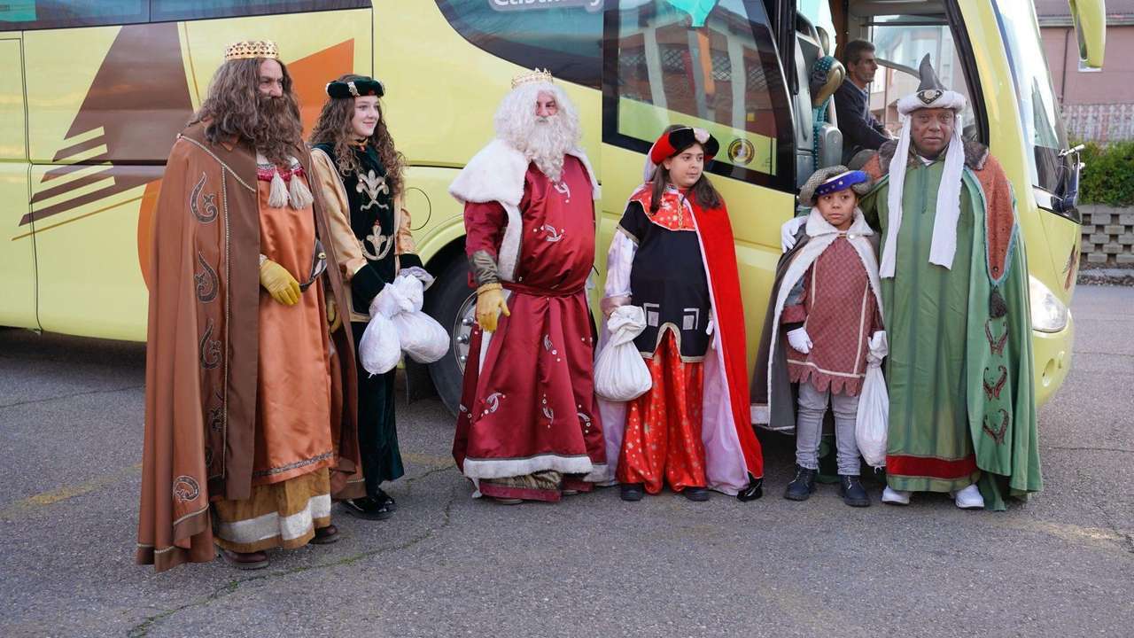 La cabalgata de Reyes Magos llena de ilusión las calles de Sahagún.