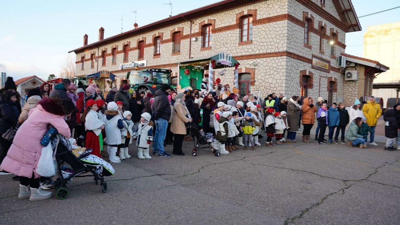 La cabalgata de Reyes Magos llena de ilusión las calles de Sahagún.