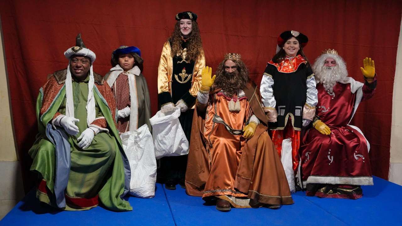 La cabalgata de Reyes Magos llena de ilusión las calles de Sahagún.