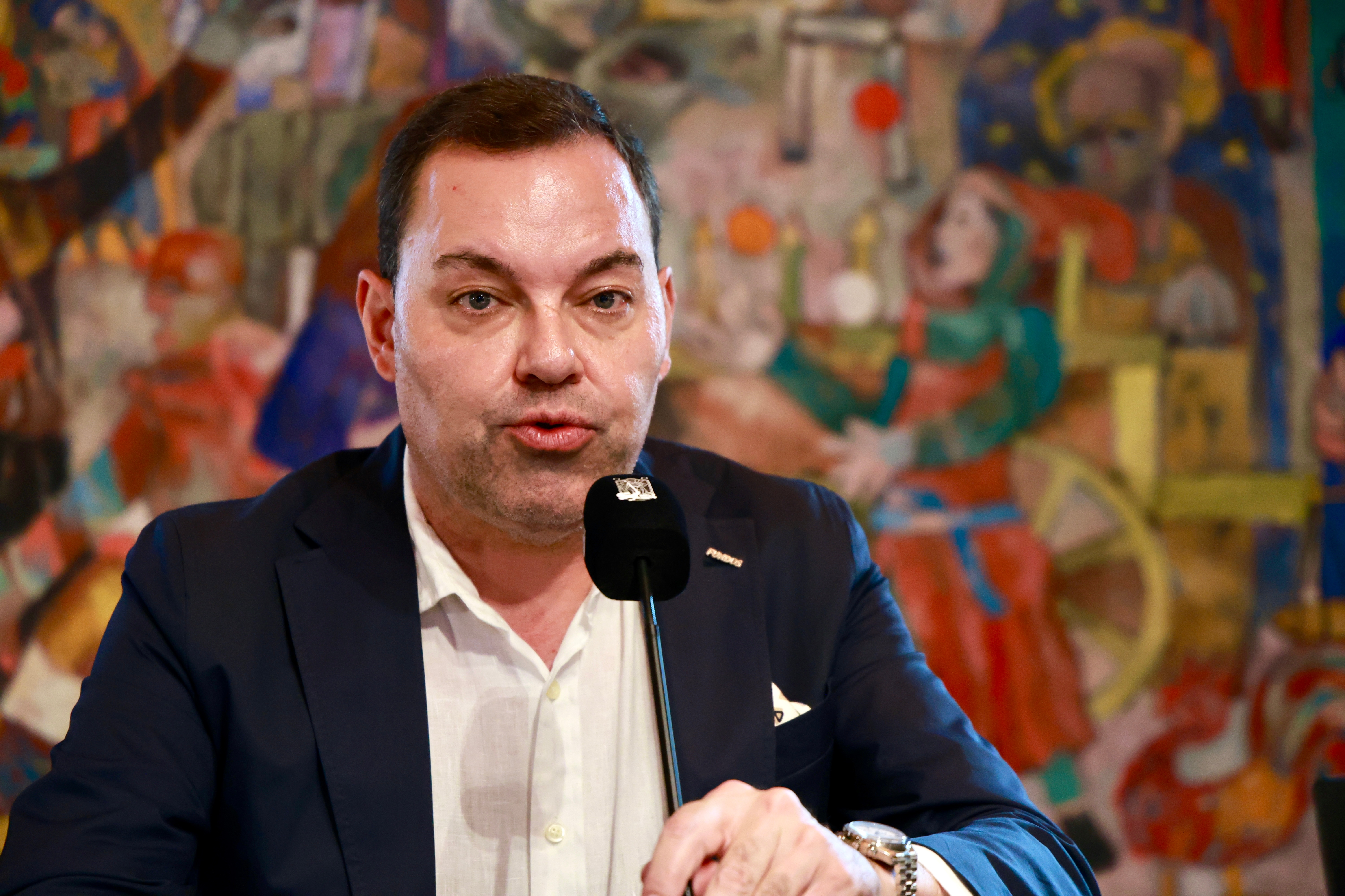 El director general de la Fundación Obra Social de Castilla y León, José María Viejo, el director de Comunicación y Relaciones Institucionales de El Corte Inglés León, Juan Carlos Vázquez, y la concejala de Educación, Turismo e Igualdad del Ayuntamiento de León , Mercedes Escudero, presentan el plano urbano ‘León city map’