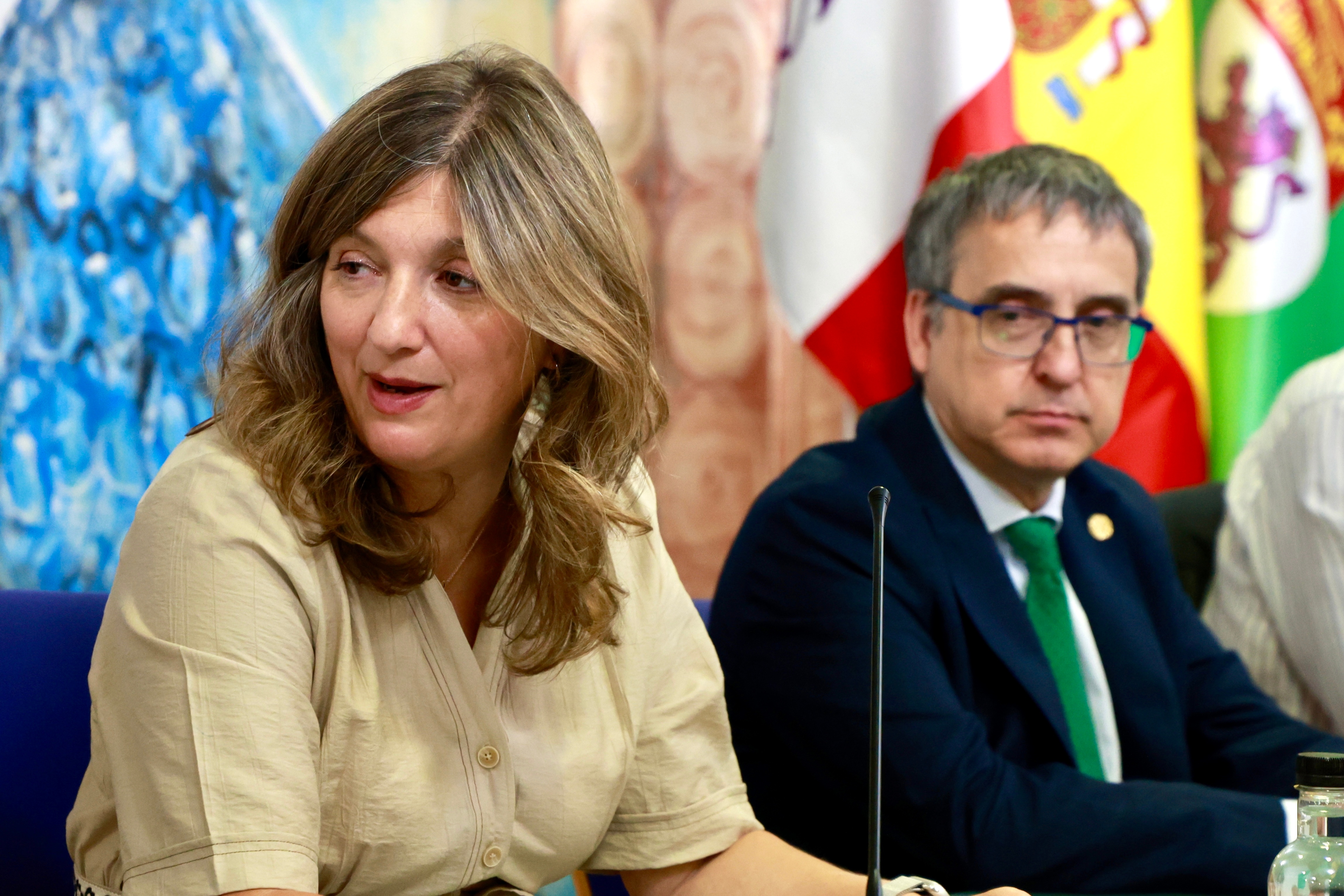 La rectora de la Universidad de León, Nuria González, informa sobre el proyecto que el Laboratorio de Acústica de la ULE desarrollará para AENA. Está acompañada por el vicerrector de Investigación y Transferencia, Santiago Gutiérrez, el director del Laboratorio, Jesús Cepeda, el director de Operaciones de Incosa, Delfín García, y el responsable de Acústica de Incosa, Ricardo Tascó