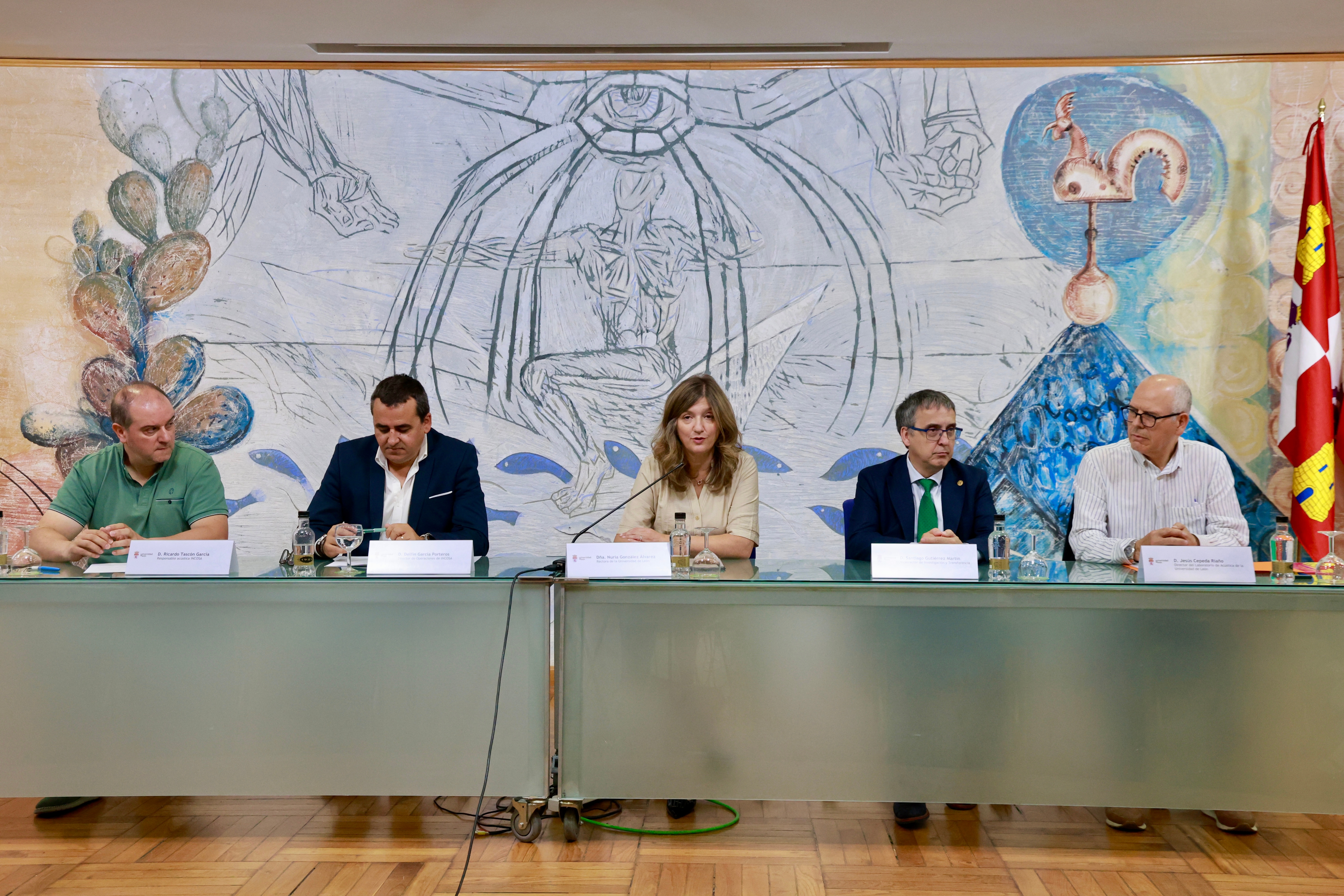 La rectora de la Universidad de León, Nuria González, informa sobre el proyecto que el Laboratorio de Acústica de la ULE desarrollará para AENA. Está acompañada por el vicerrector de Investigación y Transferencia, Santiago Gutiérrez, el director del Laboratorio, Jesús Cepeda, el director de Operaciones de Incosa, Delfín García, y el responsable de Acústica de Incosa, Ricardo Tascó