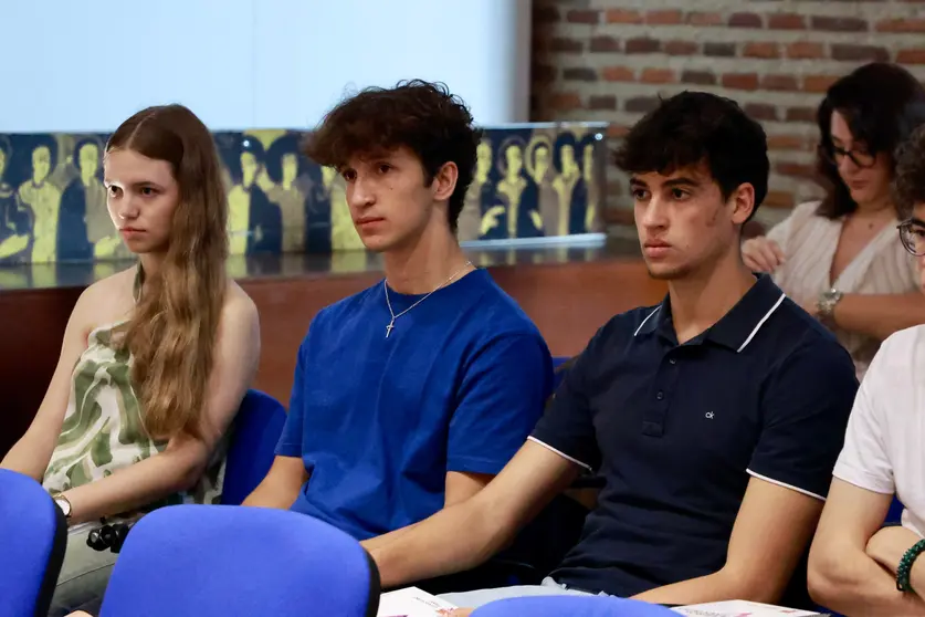 La rectora de la Universidad de León, Nuria González, el catedrático de Ingeniería Aeroespacial, y primer director en funciones de la Agencia Espacial Española, Miguel Belló Mora, y el alcalde de León, José Antonio Diez, inauguran el curso de verano de la ULE ‘Constelaciones de satélites’