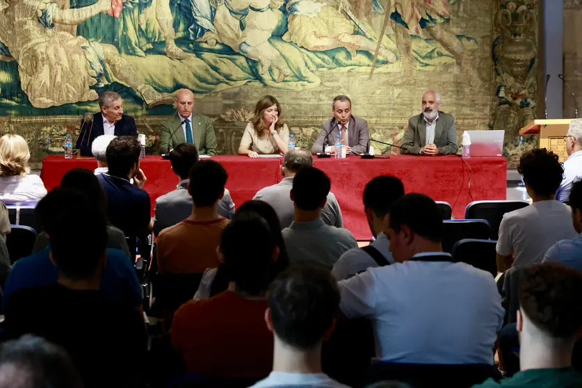 La rectora de la Universidad de León, Nuria González, el catedrático de Ingeniería Aeroespacial, y primer director en funciones de la Agencia Espacial Española, Miguel Belló Mora, y el alcalde de León, José Antonio Diez, inauguran el curso de verano de la ULE ‘Constelaciones de satélites’