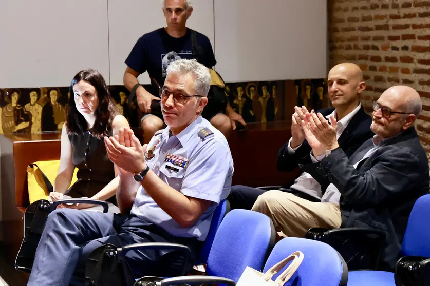 La rectora de la Universidad de León, Nuria González, el catedrático de Ingeniería Aeroespacial, y primer director en funciones de la Agencia Espacial Española, Miguel Belló Mora, y el alcalde de León, José Antonio Diez, inauguran el curso de verano de la ULE ‘Constelaciones de satélites’