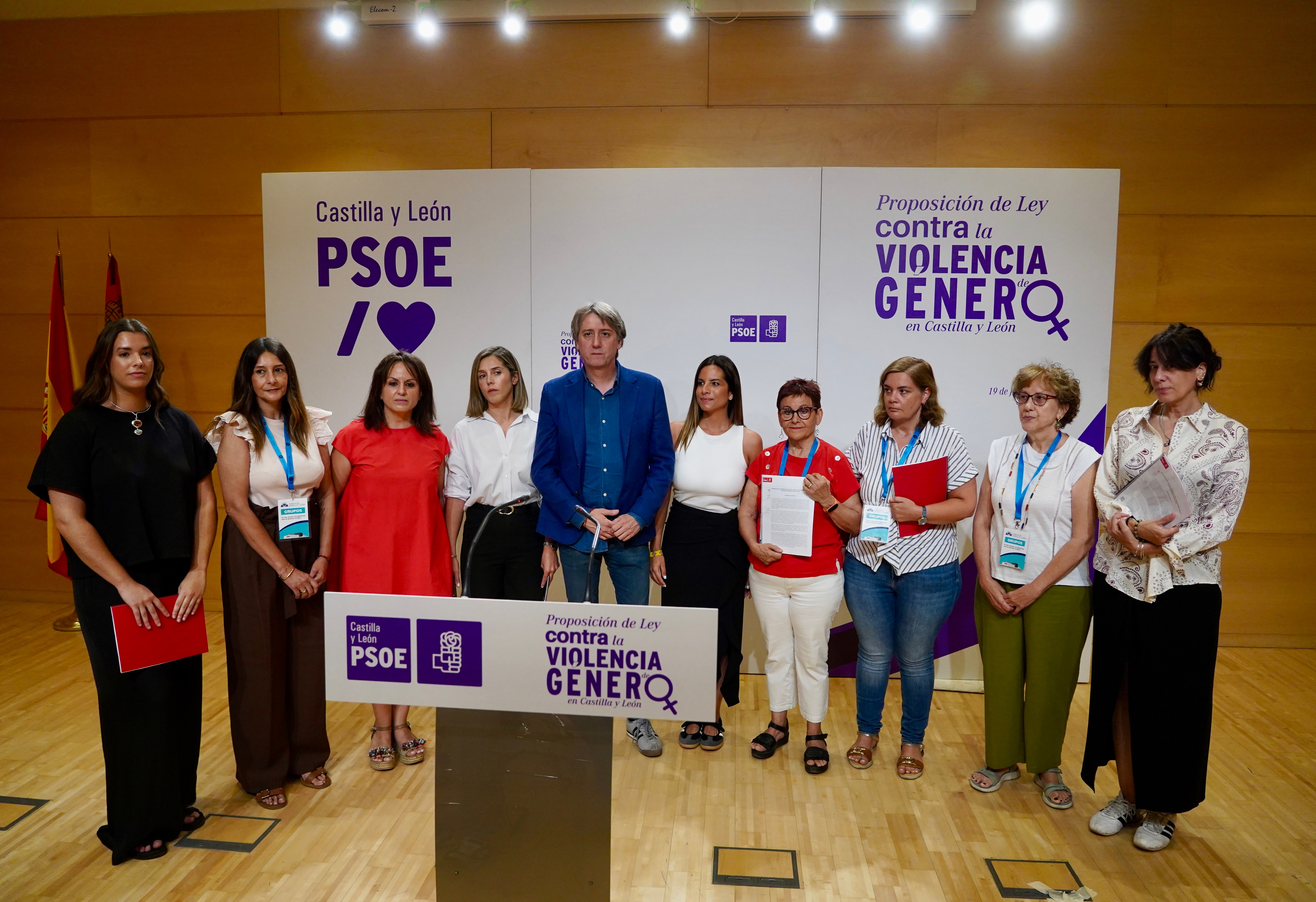 El portavoz del Grupo Parlamentario Socialista, Carlos Martínez, comparece ante la prensa, acompañado de diversos colectivos feministas, para explicar la Proposición de Ley de Violencia de Género