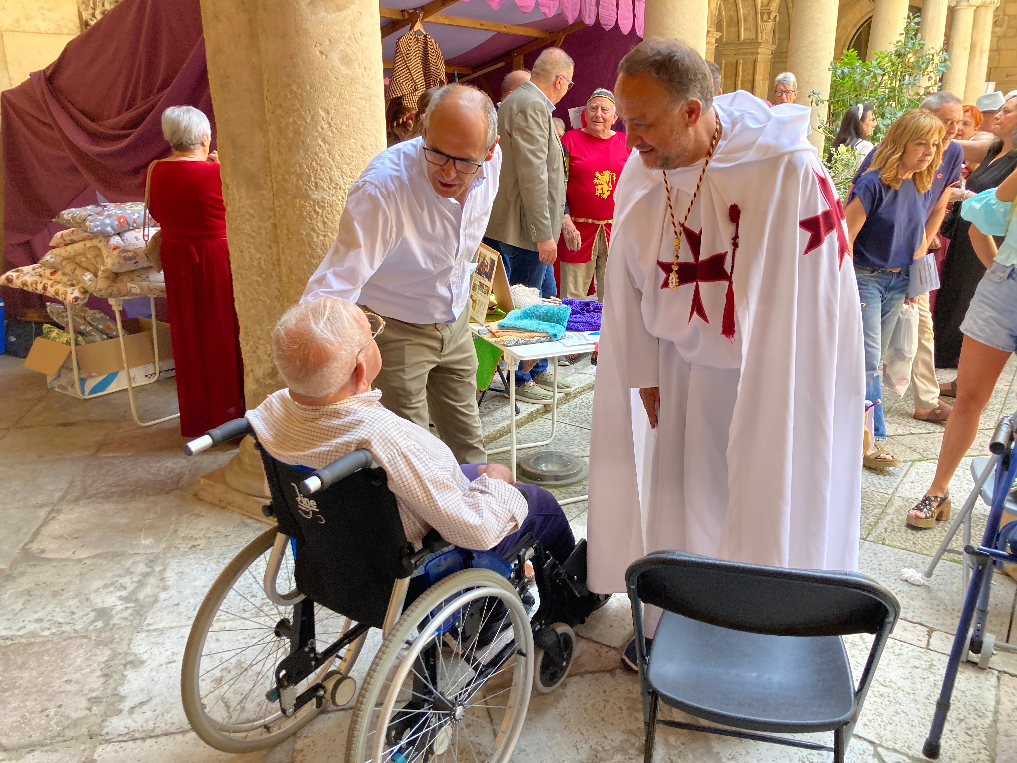 El presidente de la Diputación de León, Gerardo Álvarez Courel, encabeza la visita a la feria medieval de los centros asistenciales de la institución. Peio García. Ical
