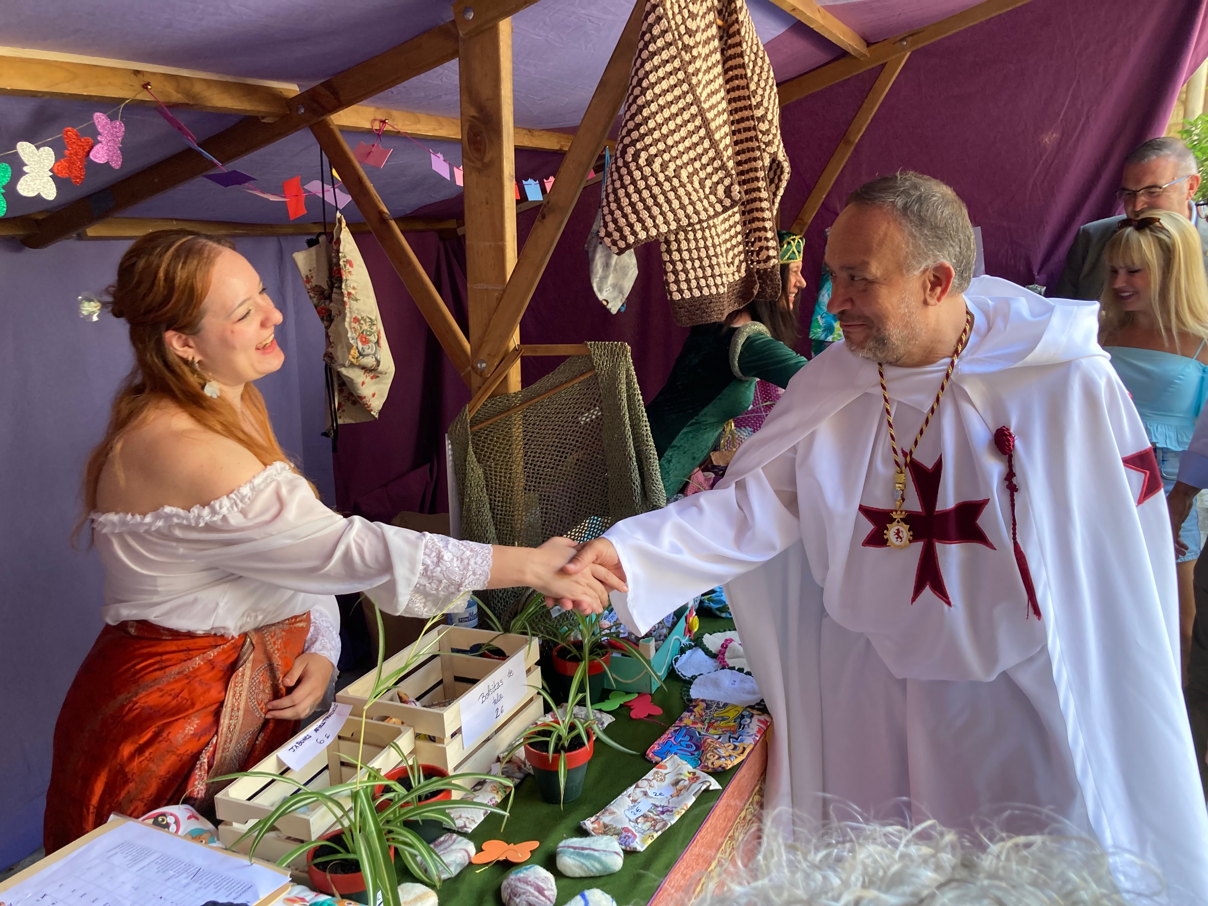 El presidente de la Diputación de León, Gerardo Álvarez Courel, encabeza la visita a la feria medieval de los centros asistenciales de la institución. Peio García. Ical