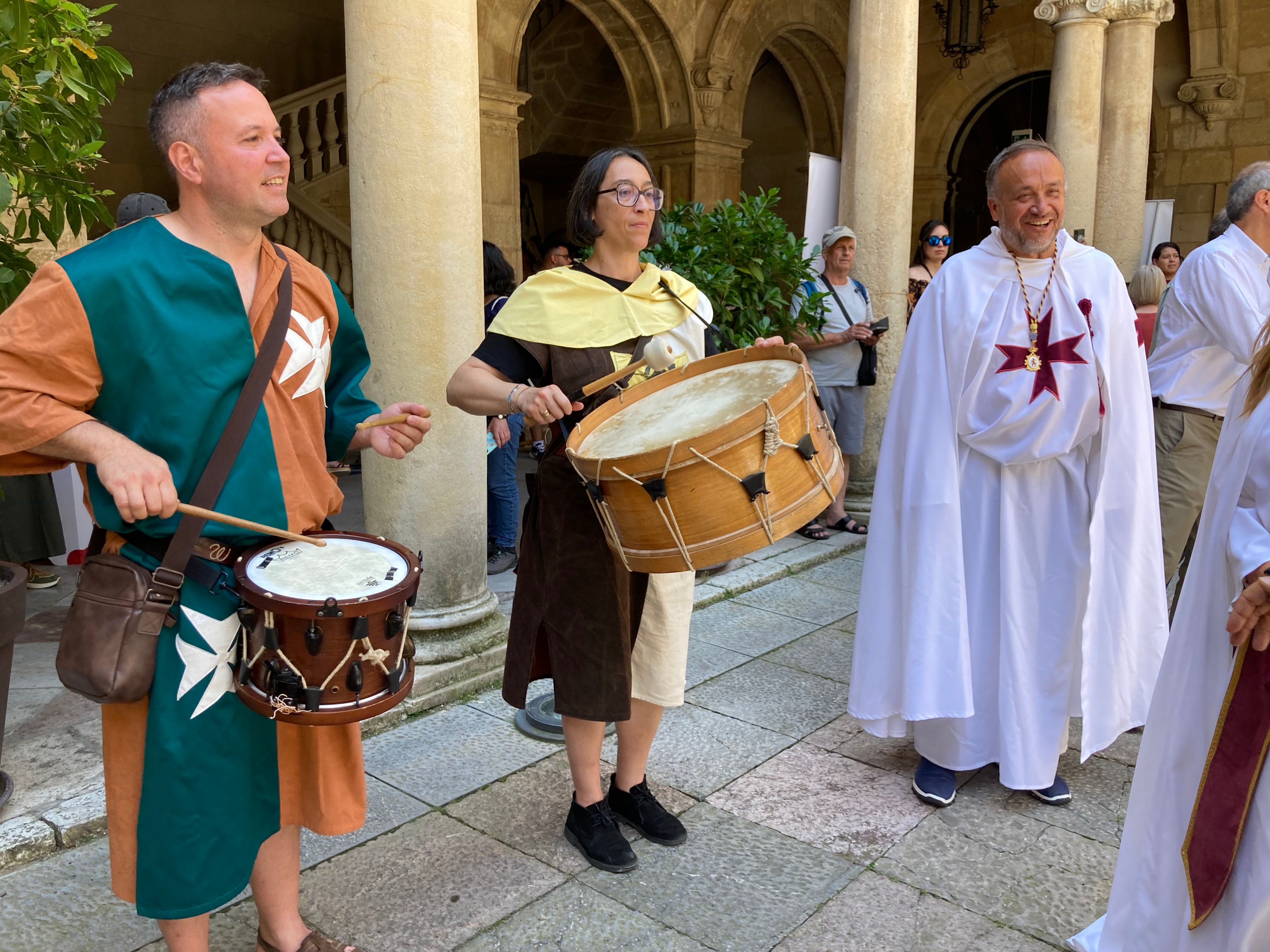El presidente de la Diputación de León, Gerardo Álvarez Courel, encabeza la visita a la feria medieval de los centros asistenciales de la institución. Peio García. Ical