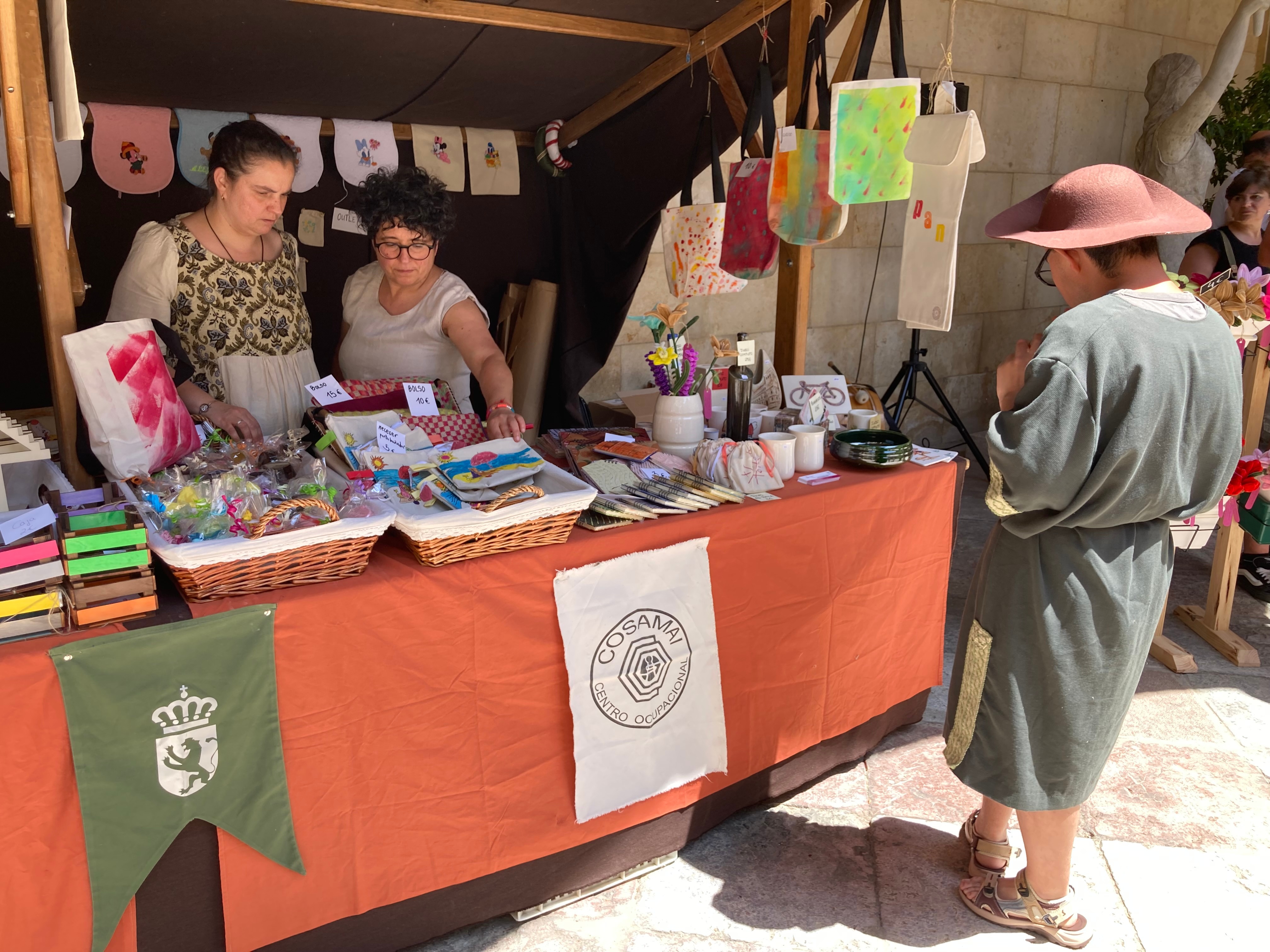 El presidente de la Diputación de León, Gerardo Álvarez Courel, encabeza la visita a la feria medieval de los centros asistenciales de la institución. Peio García. Ical