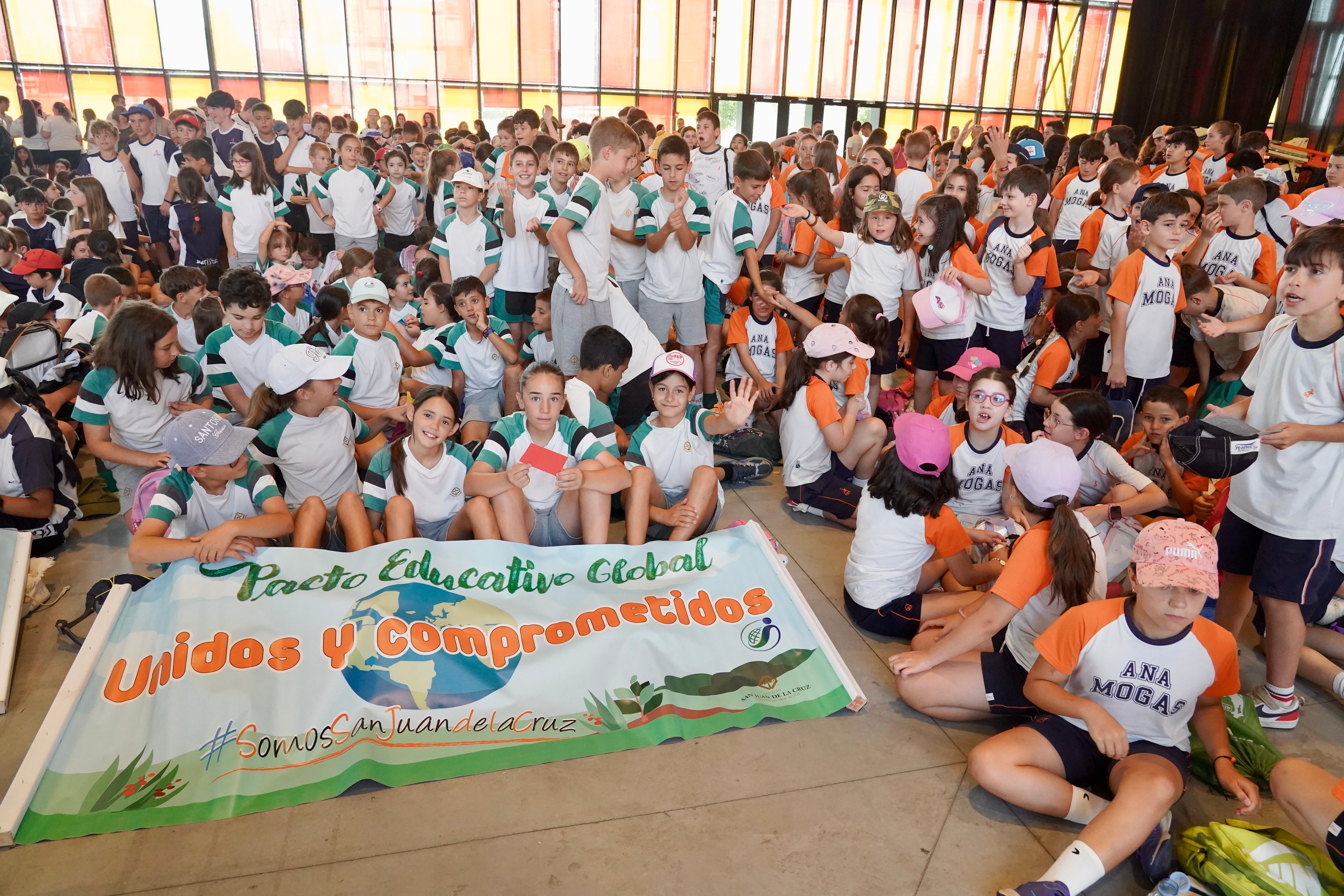 El alcalde de León, José Antonio Diez, participa, junto a representantes de Cáritas Diocesana y de Escuelas Católicas Castilla y León, en el acto final de la V Marcha Solidaria por el Pacto Educativo Global