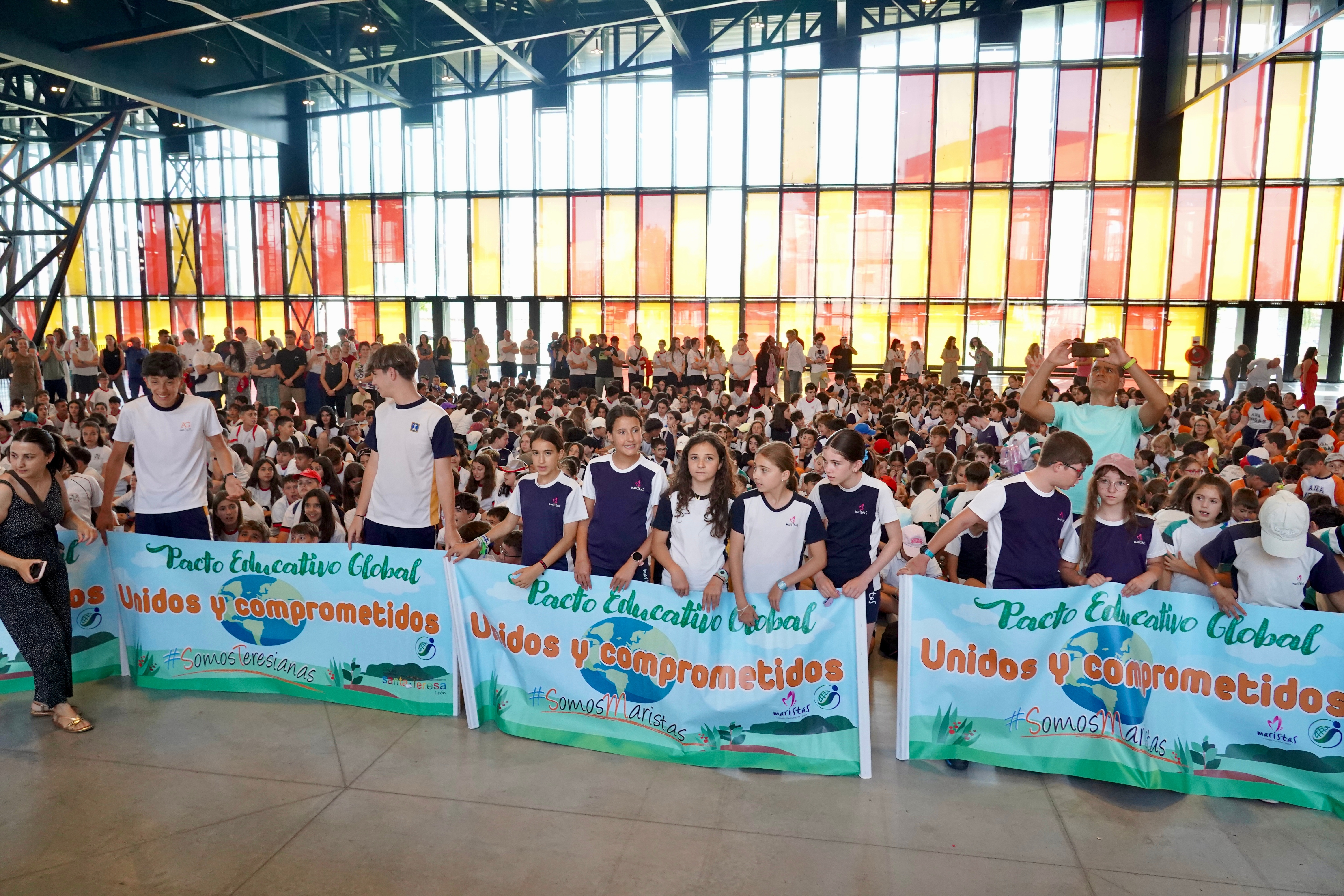El alcalde de León, José Antonio Diez, participa, junto a representantes de Cáritas Diocesana y de Escuelas Católicas Castilla y León, en el acto final de la V Marcha Solidaria por el Pacto Educativo Global