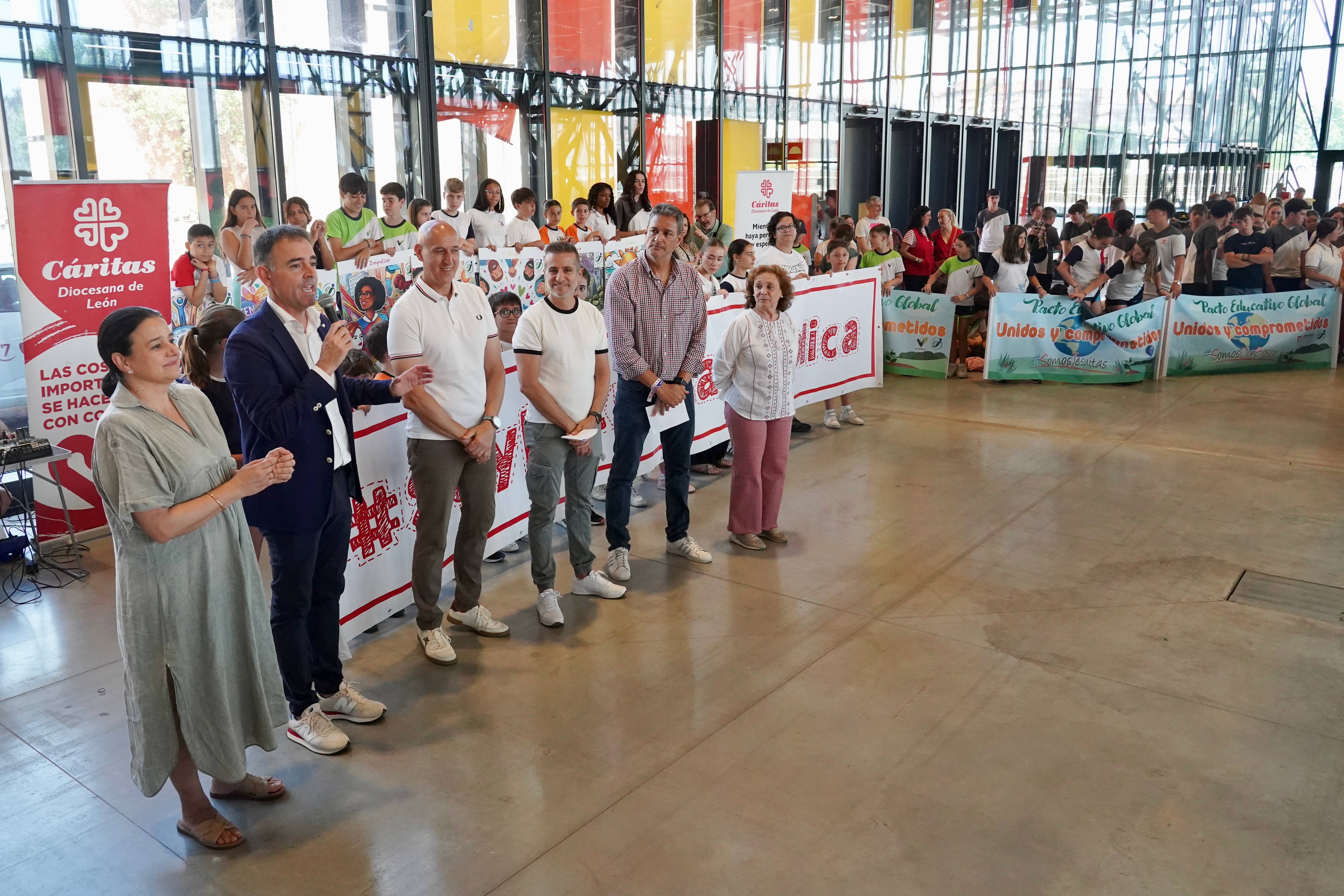 El alcalde de León, José Antonio Diez, participa, junto a representantes de Cáritas Diocesana y de Escuelas Católicas Castilla y León, en el acto final de la V Marcha Solidaria por el Pacto Educativo Global