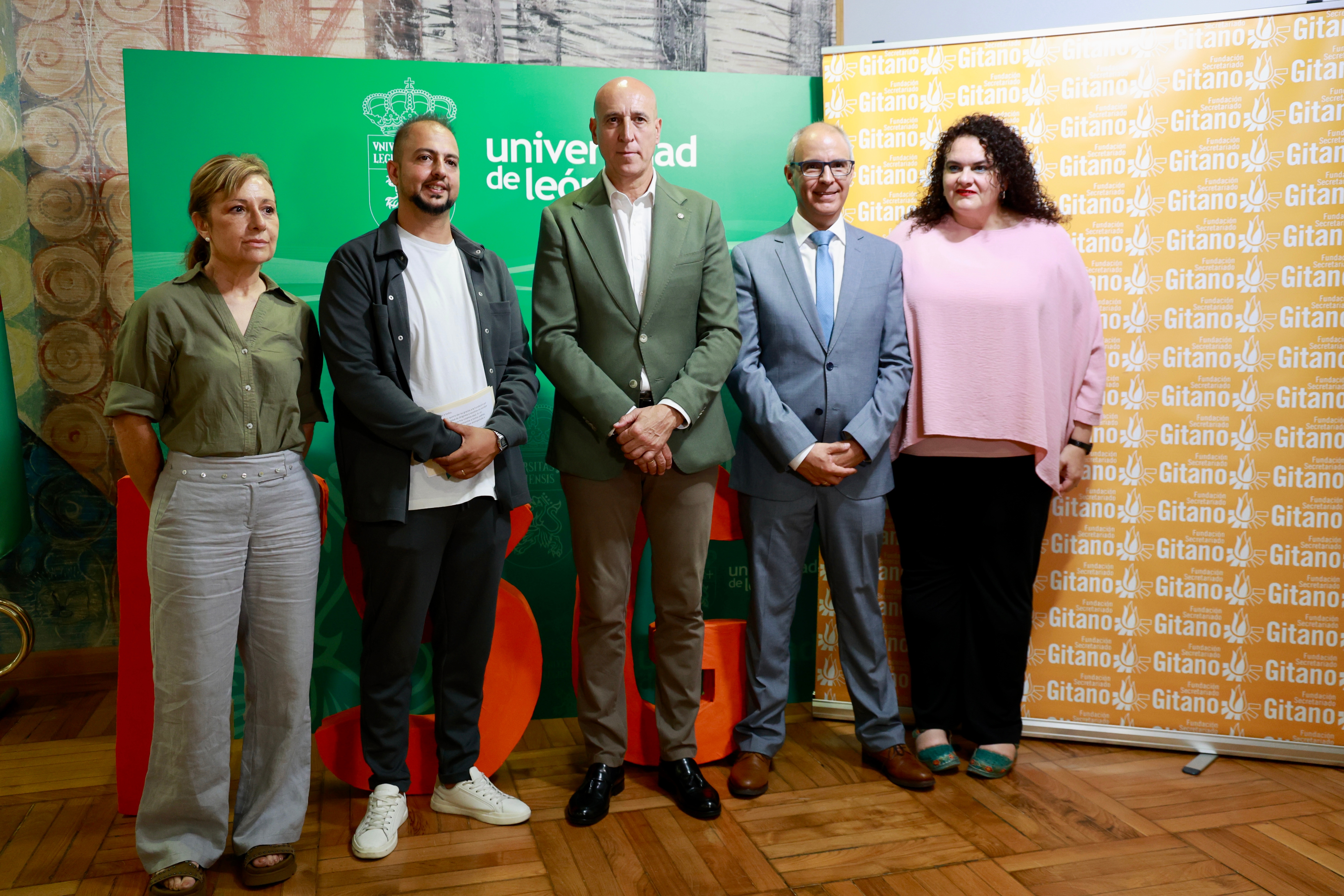 La Fundación Secretariado Gitano de León organiza un Encuentro Educativo en Abierto, al que asiste el alcalde de León, José Antonio Diez. Campillo.