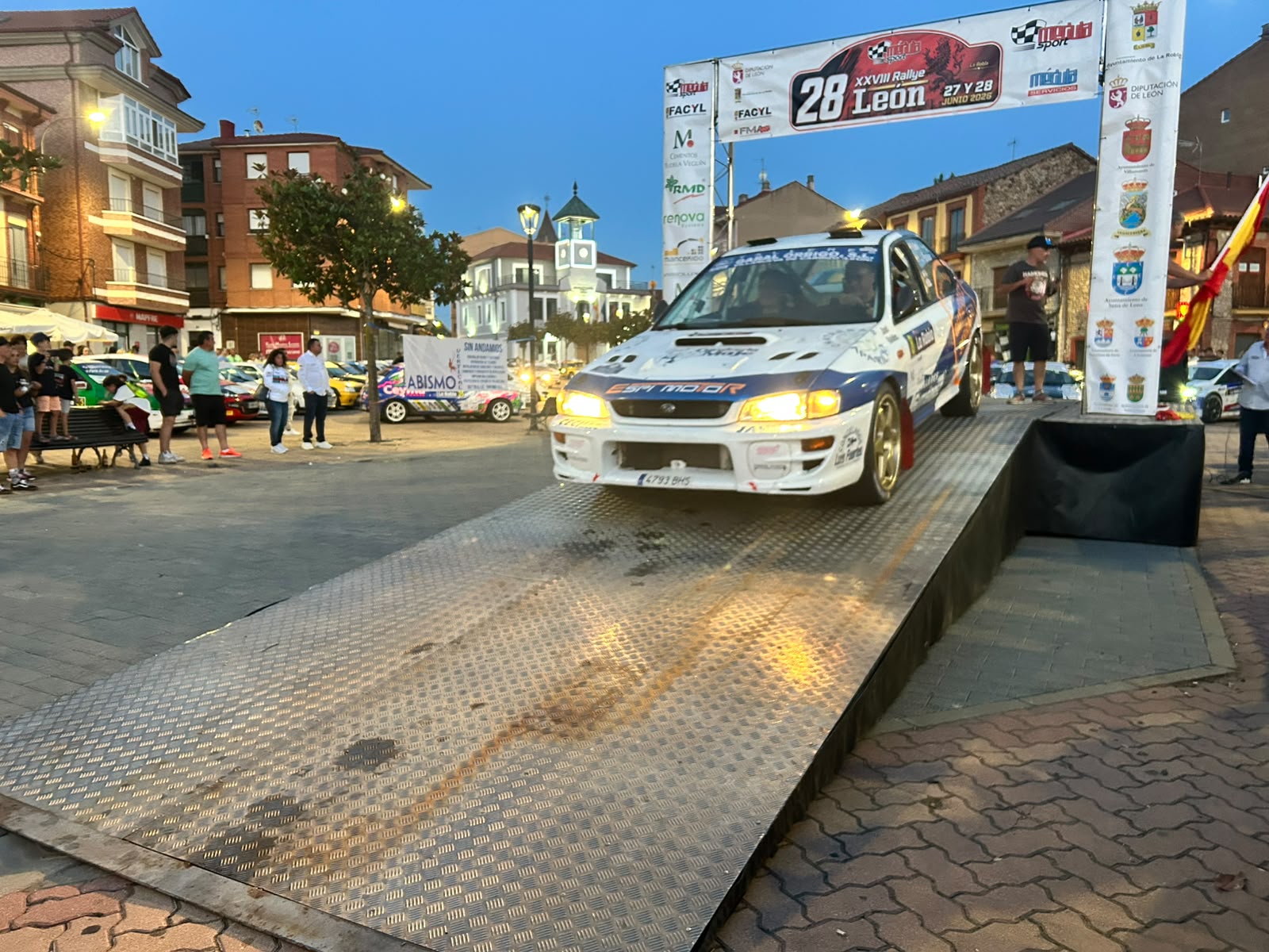 Salida desde La Robla del  XXVIII Rallye de León (6)