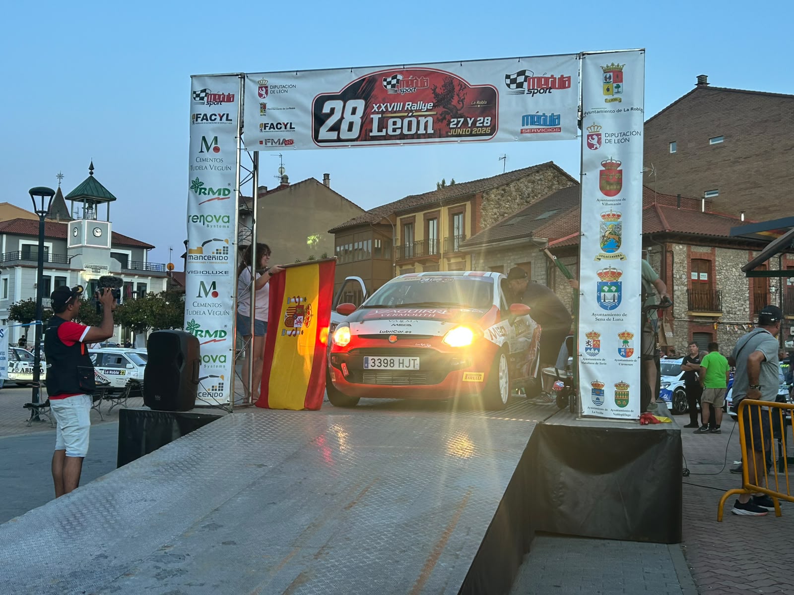 Salida desde La Robla del  XXVIII Rallye de León (8)