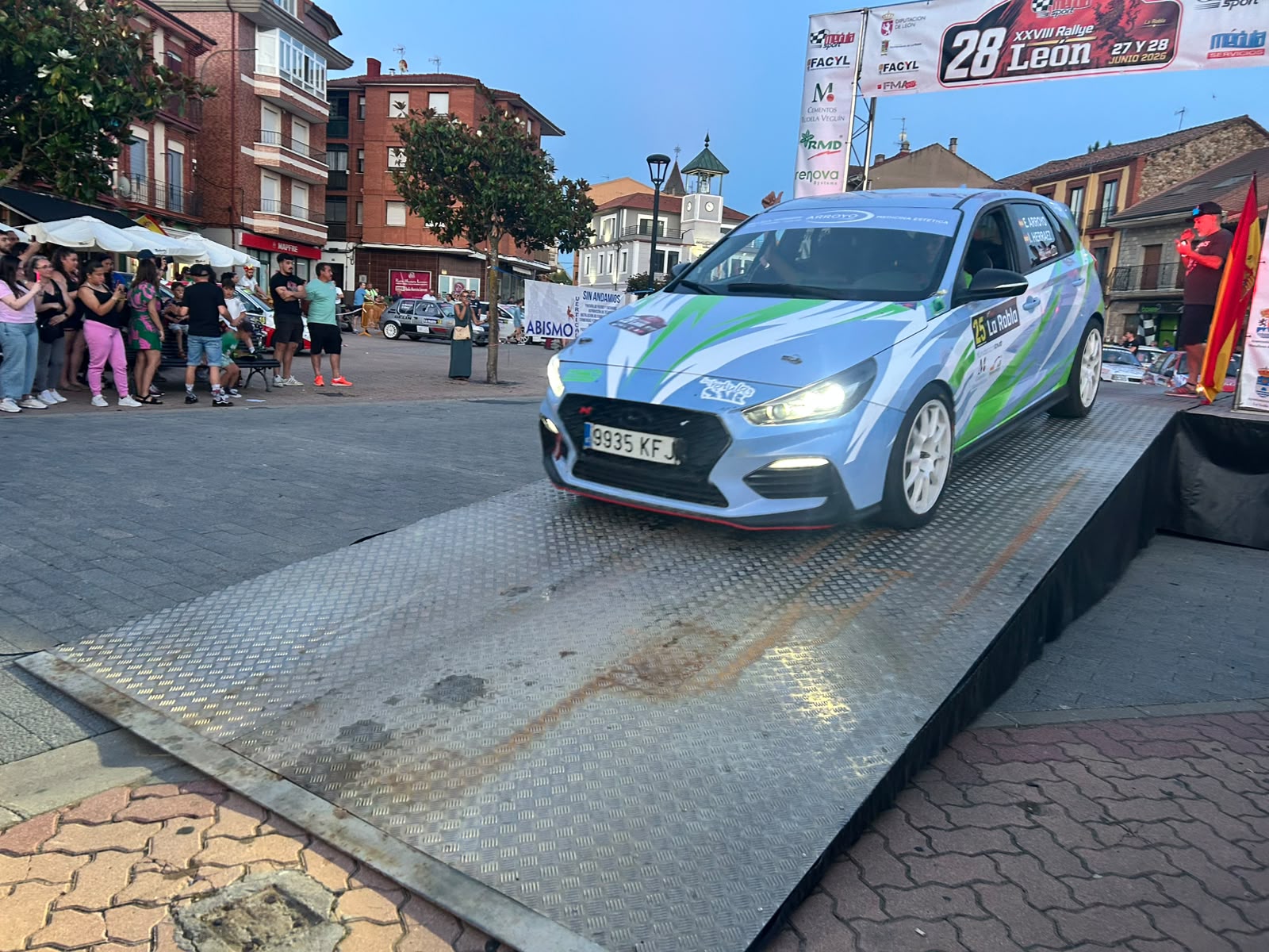 Salida desde La Robla del  XXVIII Rallye de León (9)