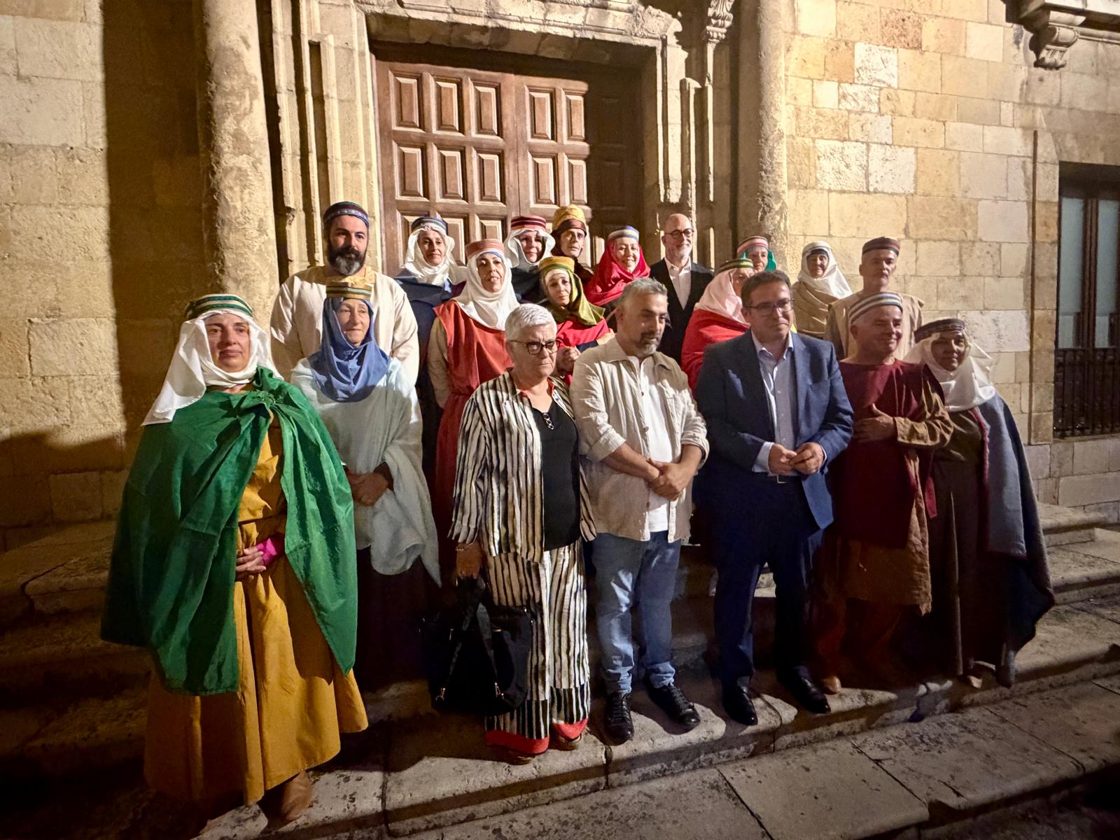Una delegación canaria arropó anoche el estreno de Urraca I en León. | SM