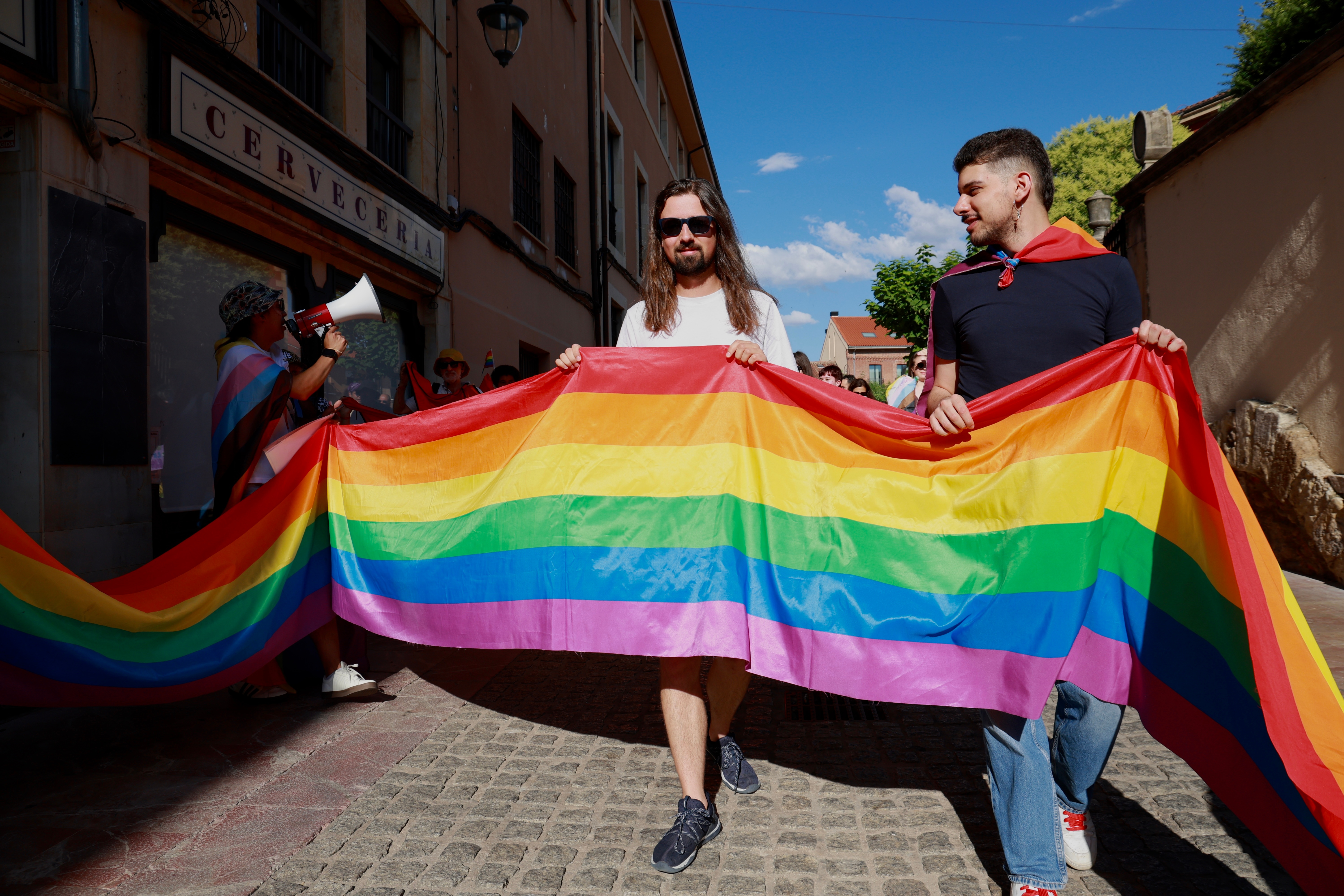 La Asociación León con Orgullo lleva a cabo un acto conmemorativo con motivo de la celebración del Día del Orgullo LGTBIAQ+, seguido de una manifestación