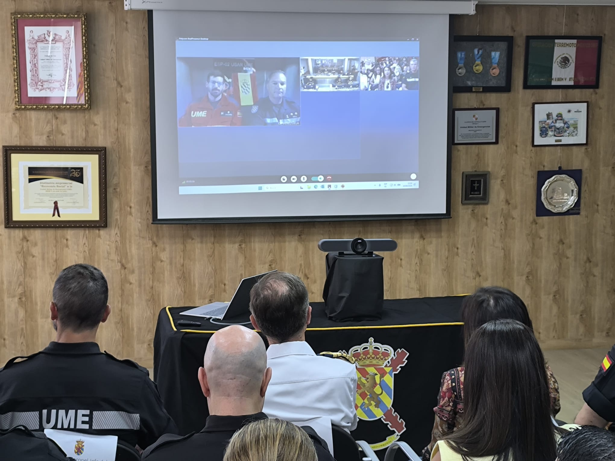 Ministra de Defensa Margarita Robles en el BIEM V de la UME en León en videoconferencia con Venezuela tras el terremoto. León24horas (1)