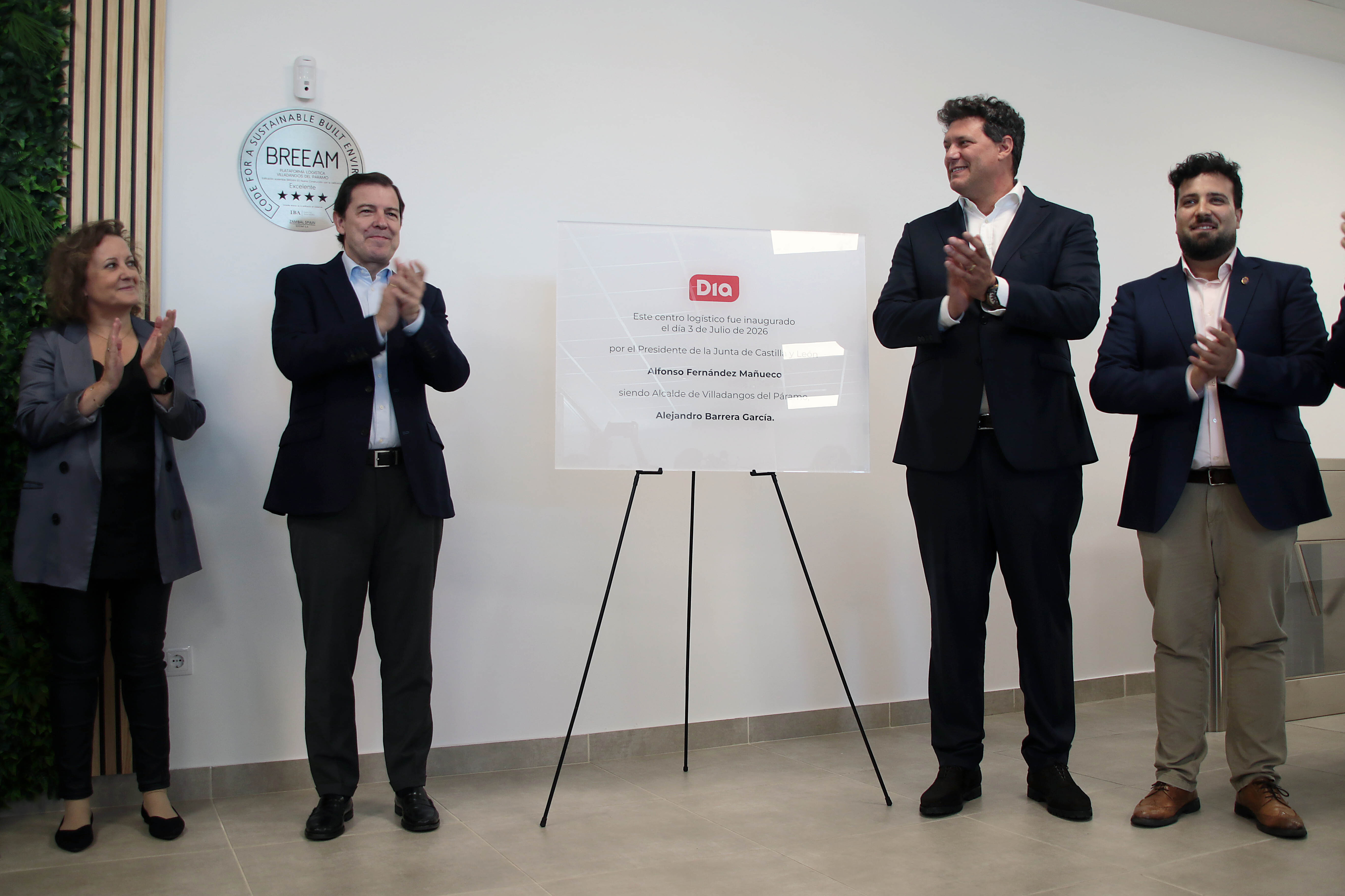 El presidente de la Junta, Alfonso Fernández Mañueco, participa en el acto de inauguración del nuevo centro logístico DIA León en Villadangos del Páramo. Peio García. Ical