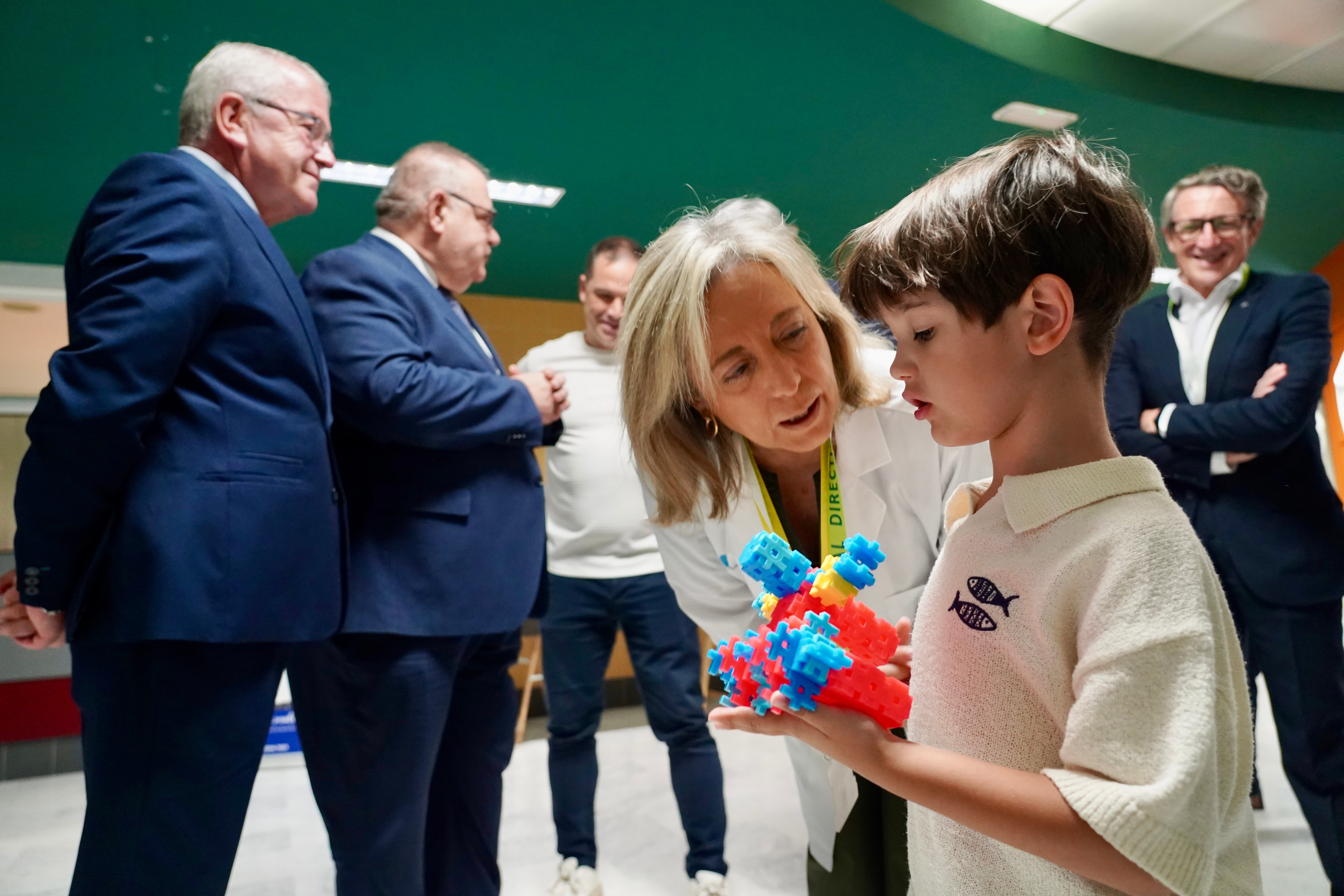 El consejero de Sanidad y Bienestar Social, Alejandro Vázquez Ramos, inaugura la exposición ‘Por dos pulgares de nada’. Campillo. Ical